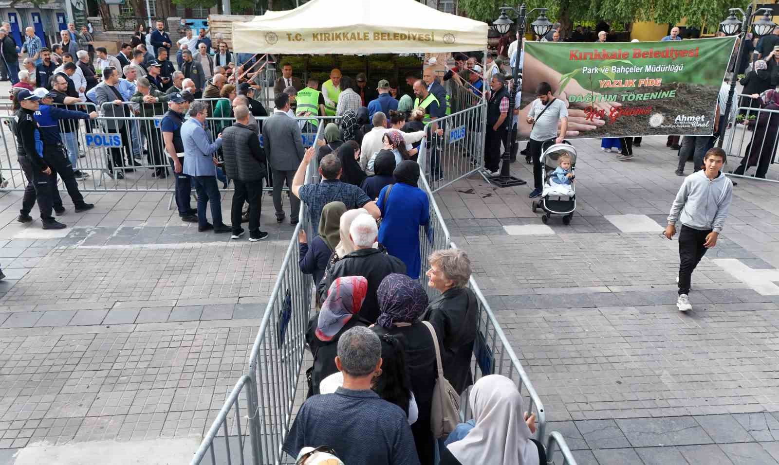 &Uuml;cretsiz olduğunu duyanlar akın etti, izdihamı &ouml;nlemek i&ccedil;in &uuml;&ccedil; ayrı nokta oluşturuldu
