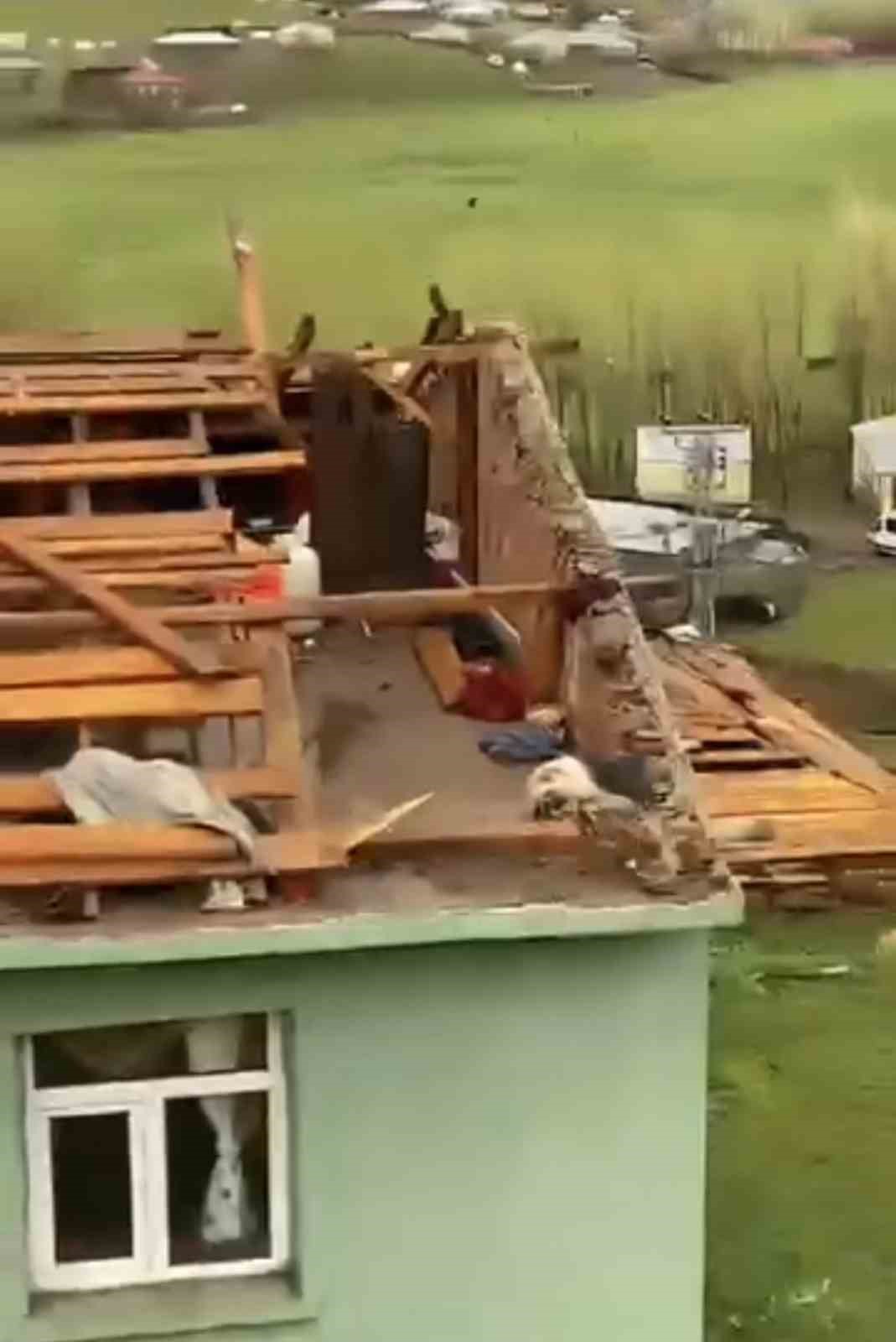 Muş’ta fırtına evlerin çatılarını uçurdu
