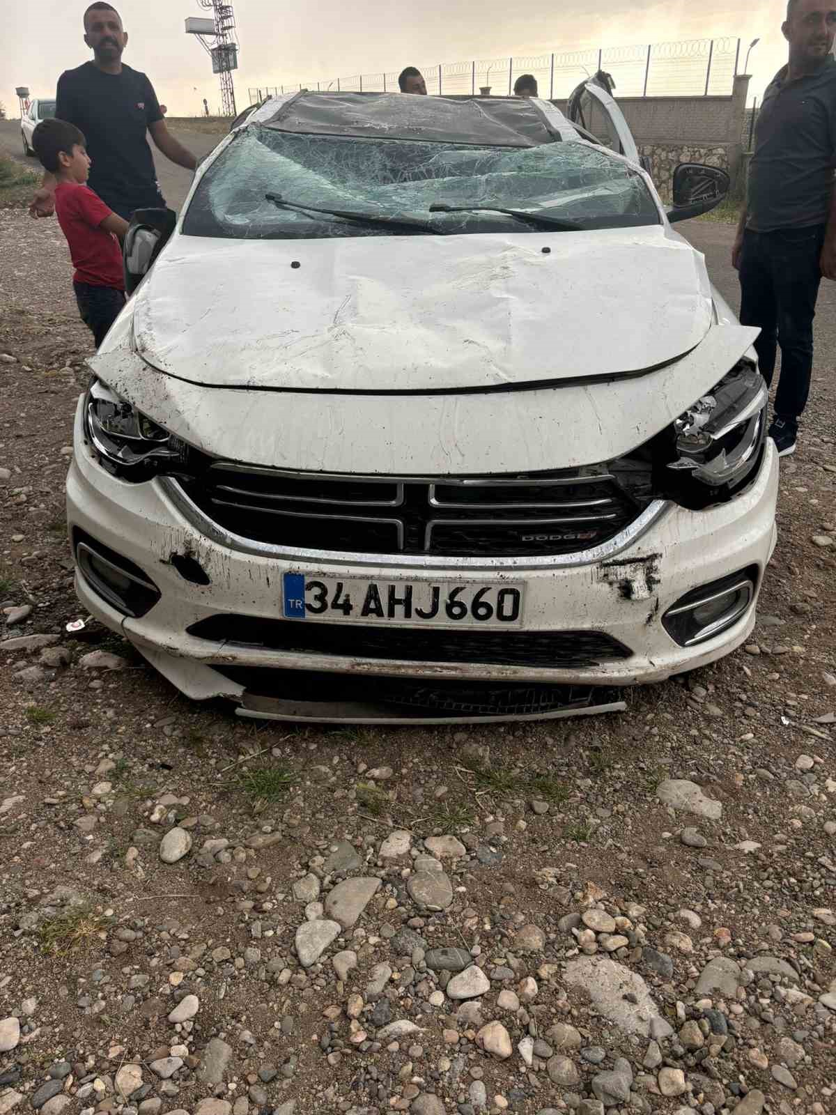 Otomobil 3 metre yükseklikteki köprüden uçtu: 3 yaralı