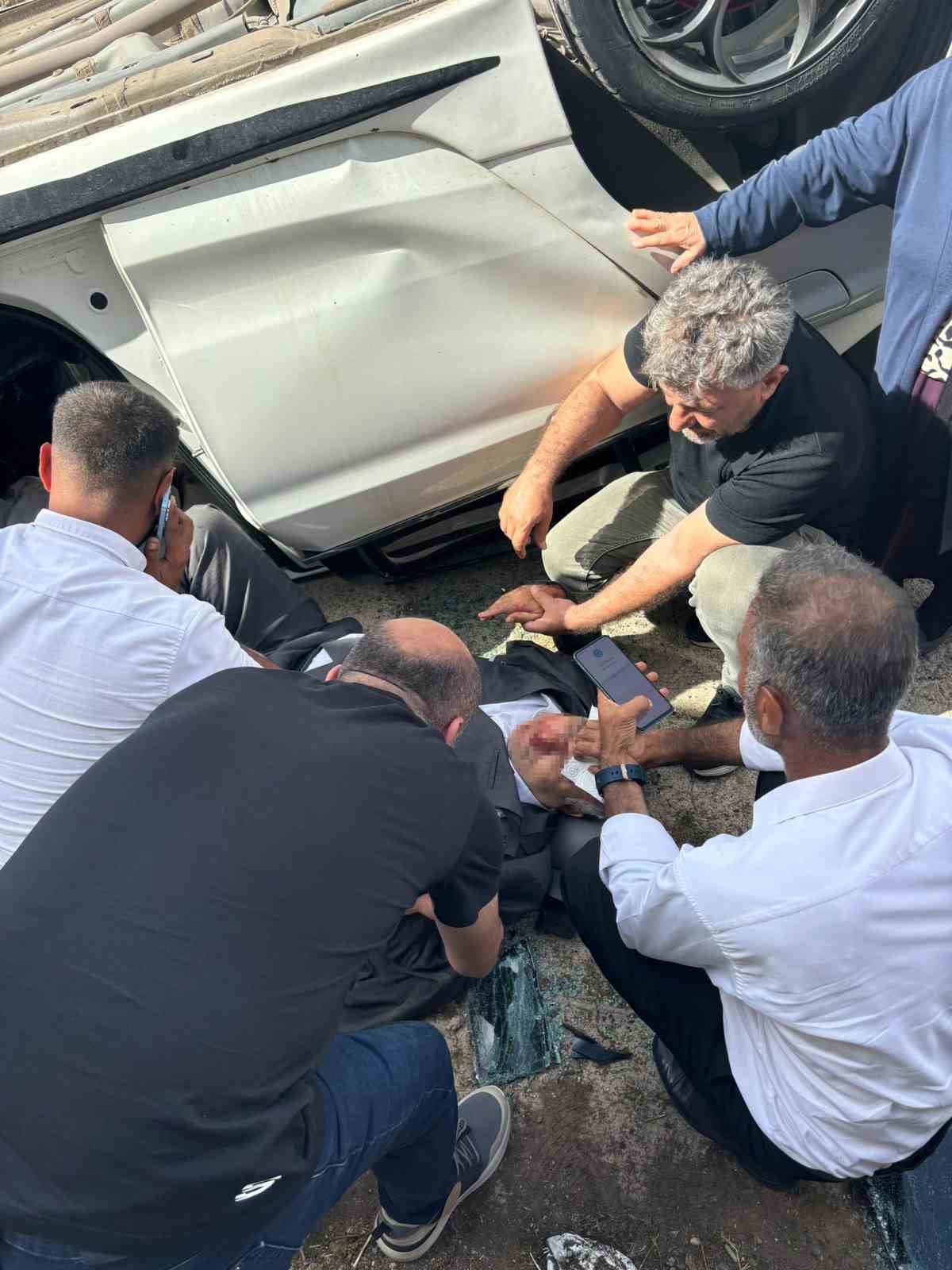 Otomobil 3 metre y&uuml;kseklikteki k&ouml;pr&uuml;den u&ccedil;tu: 3 yaralı
