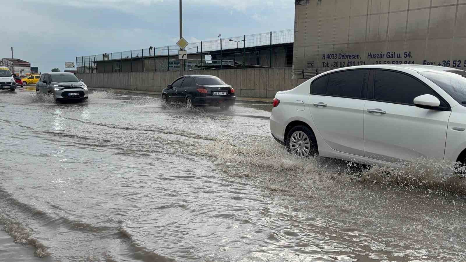 Edirne’de sağanakta yollar göle döndü