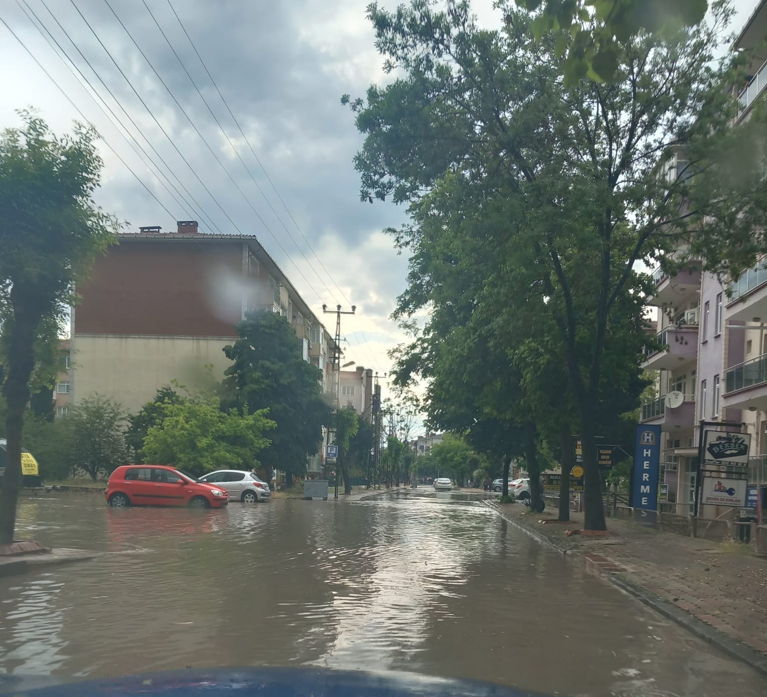 Edirne&rsquo;de sağanakta yollar g&ouml;le d&ouml;nd&uuml;
