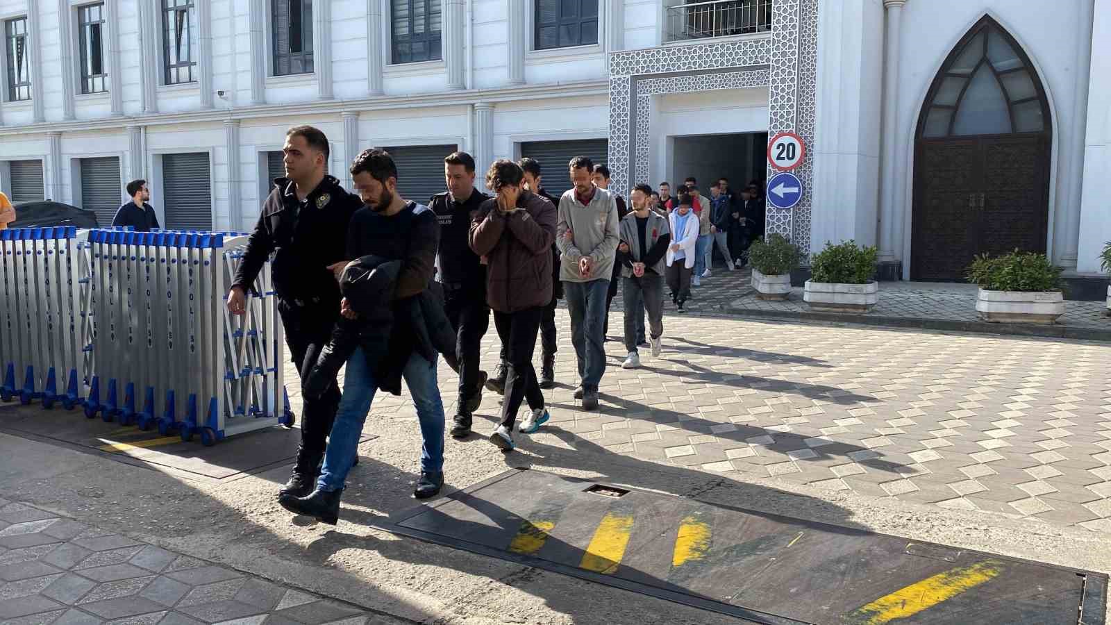 Sahte araç kiralama sitesiyle 122 kişi dolandırılmıştı: 52 şüpheli tutuklandı
