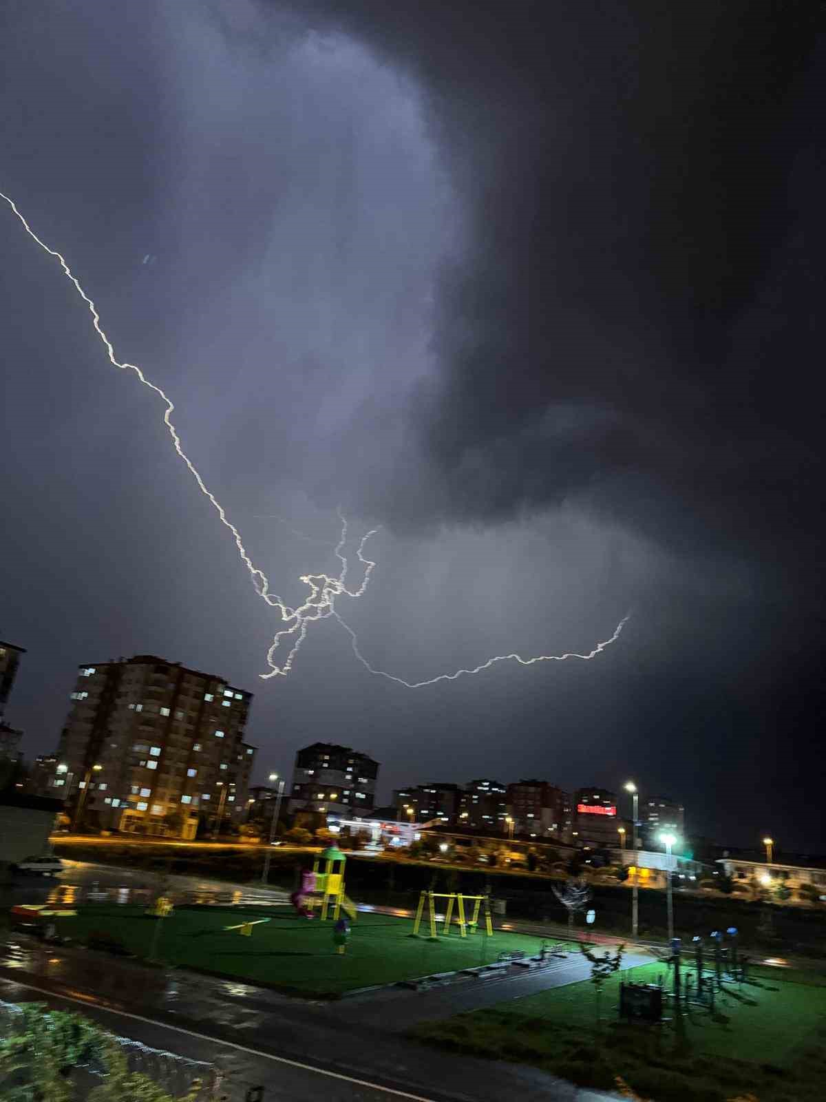 Kayseri&rsquo;de şimşekler geceyi aydınlattı
