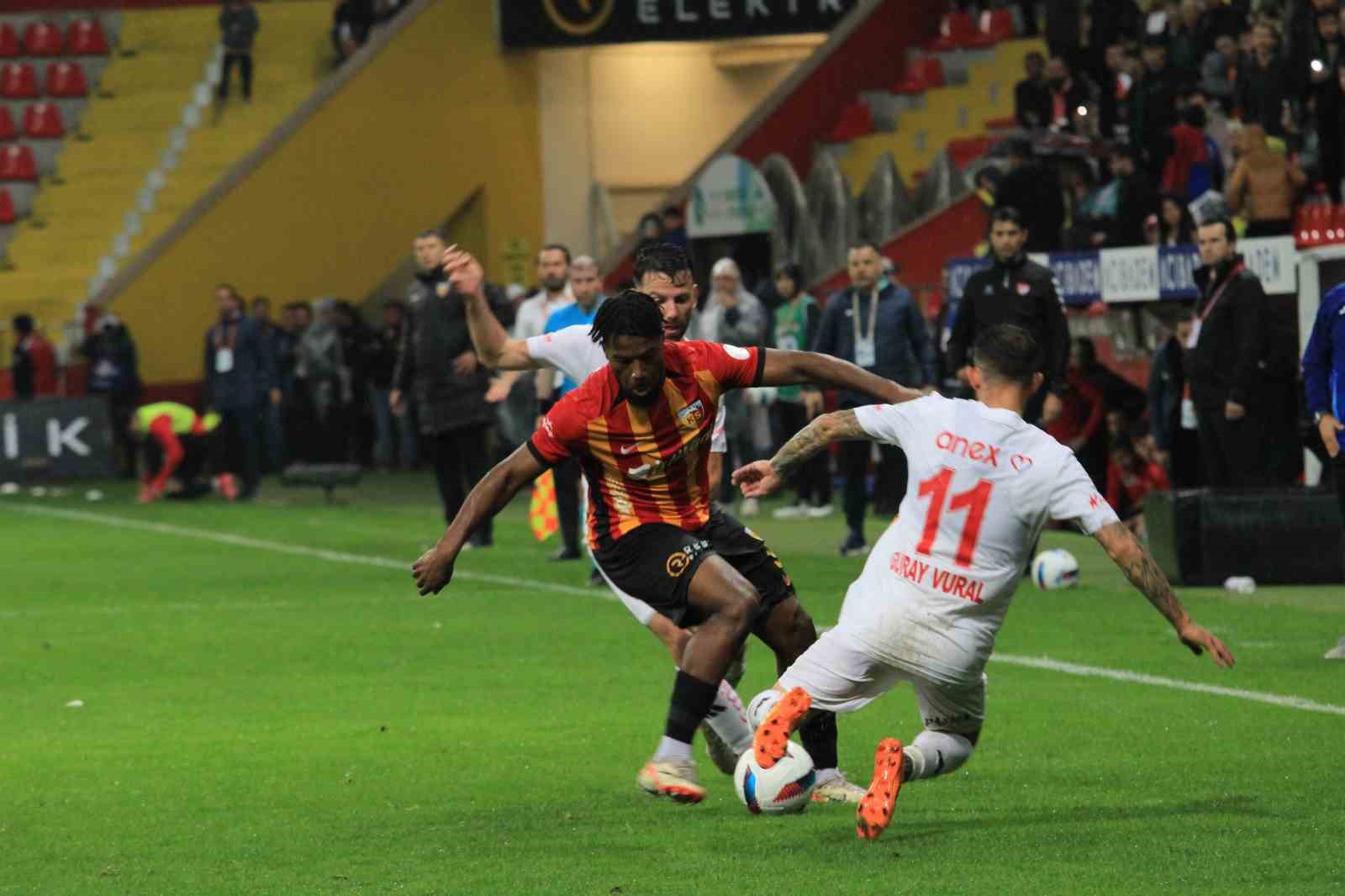 Trendyol Süper Lig: Kayserispor: 2 - Antalyaspor: 1 (İlk yarı)
