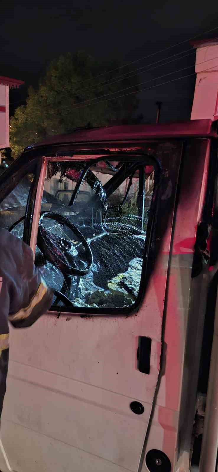 Samsun&rsquo;da park halindeki kamyonet yandı
