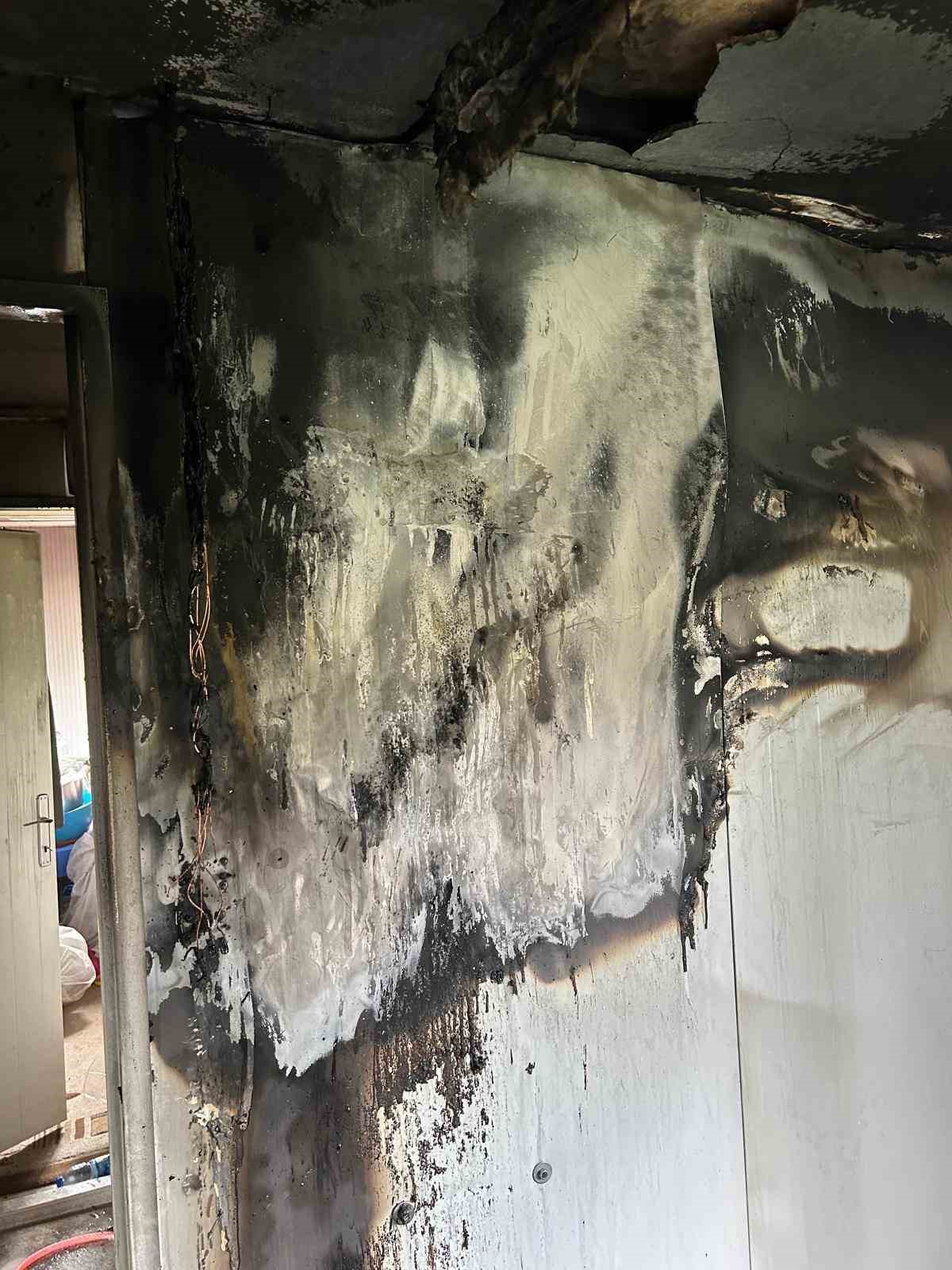 Yıldırım d&uuml;şen evde yangın &ccedil;ıktı
