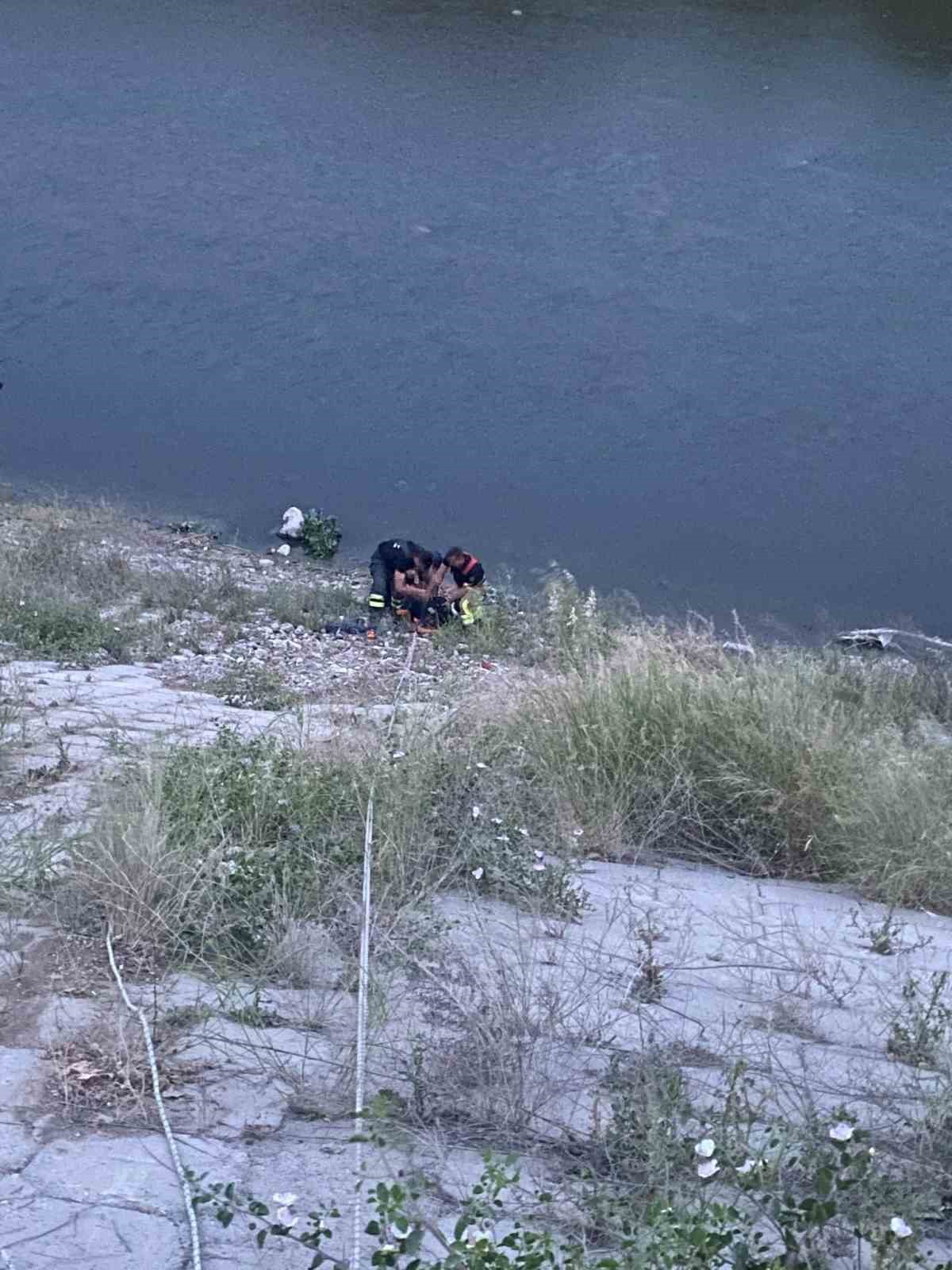 Asi Nehrinde mahsur kalan vatandaşı itfaiye ekipleri kurtardı