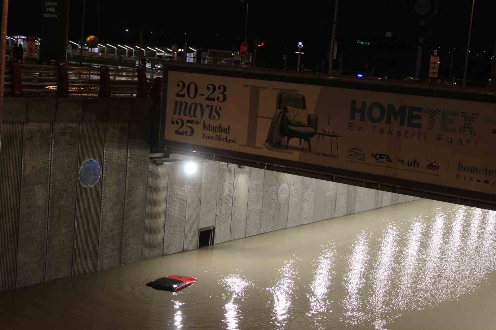 Kayseri’de sağanak hayatı felç etti
