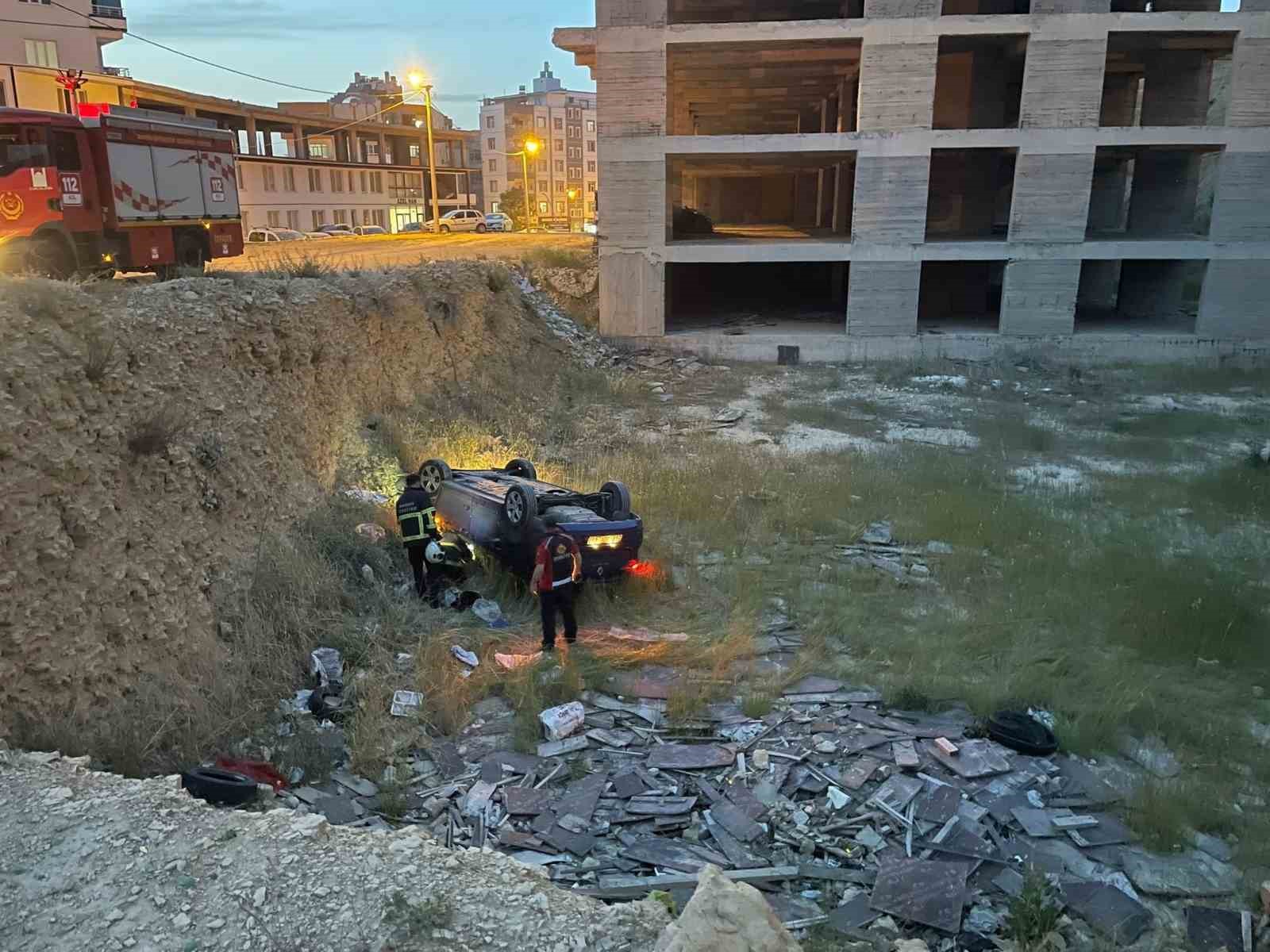 Mardin’de devrilen otomobilin sürücüsü yaralandı