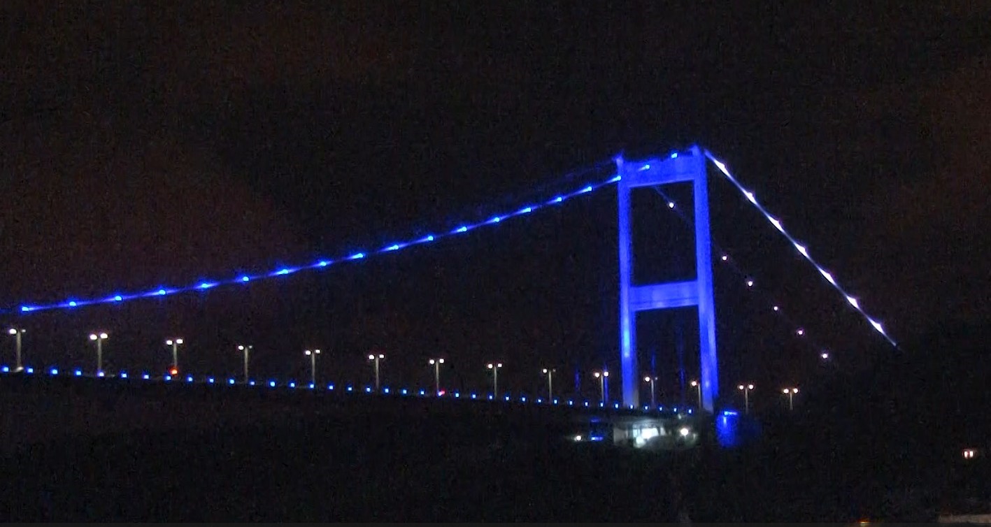 Fatih Sultan Mehmet Köprüsü, Engelliler Haftası sebebiyle ışıklandırıldı
