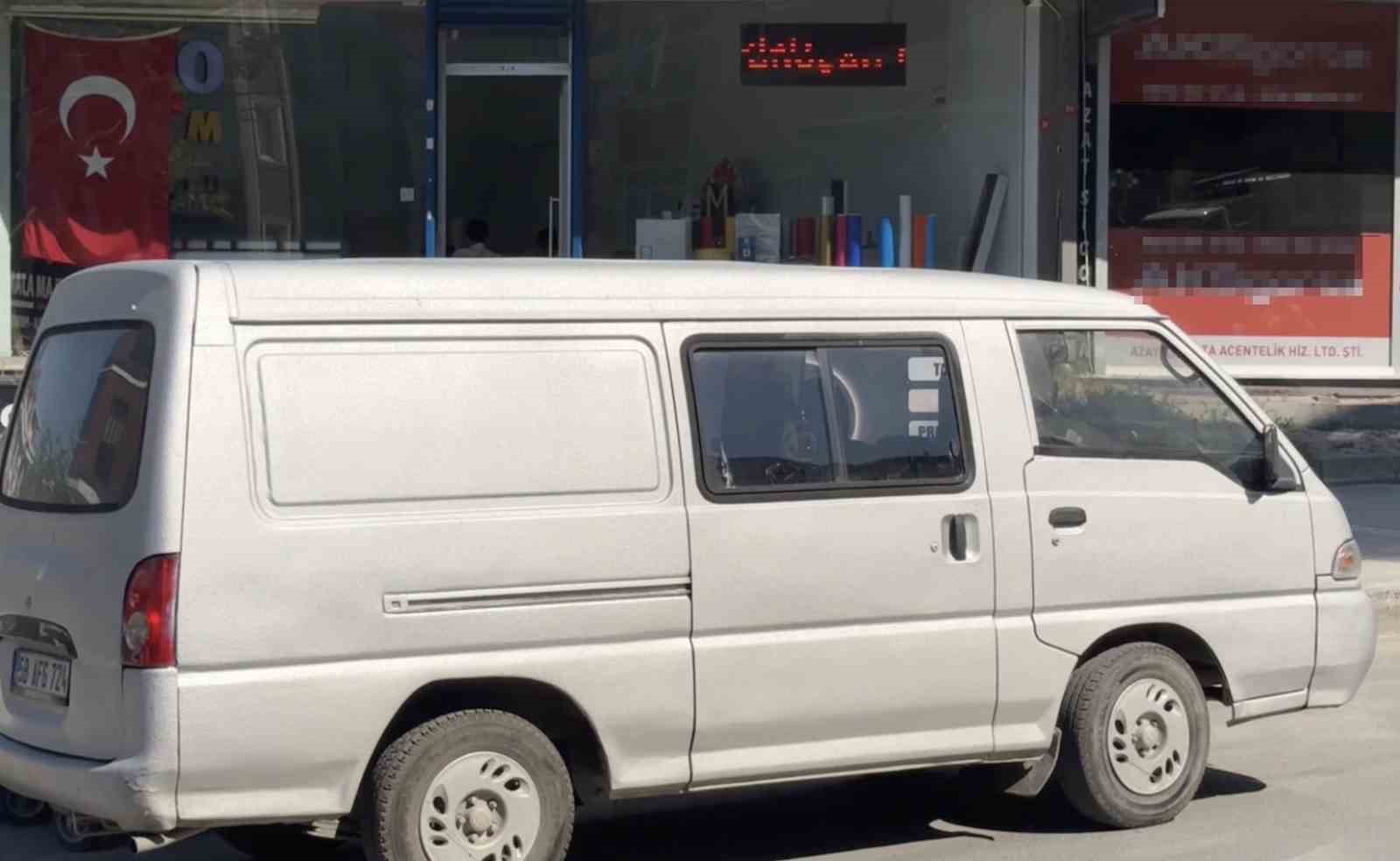 Aracını çalmaya çalışan hırsızı suçüstü yakaladı: O anlar kamerada
