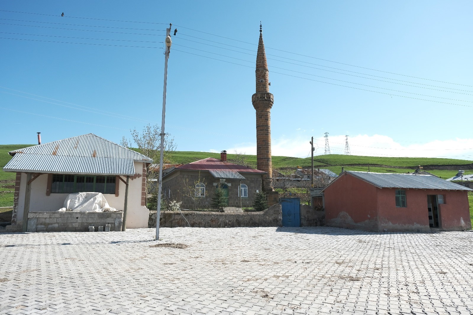 Ağrı’da Kumlugeçit köyünde kilit parke taşı çalışması
