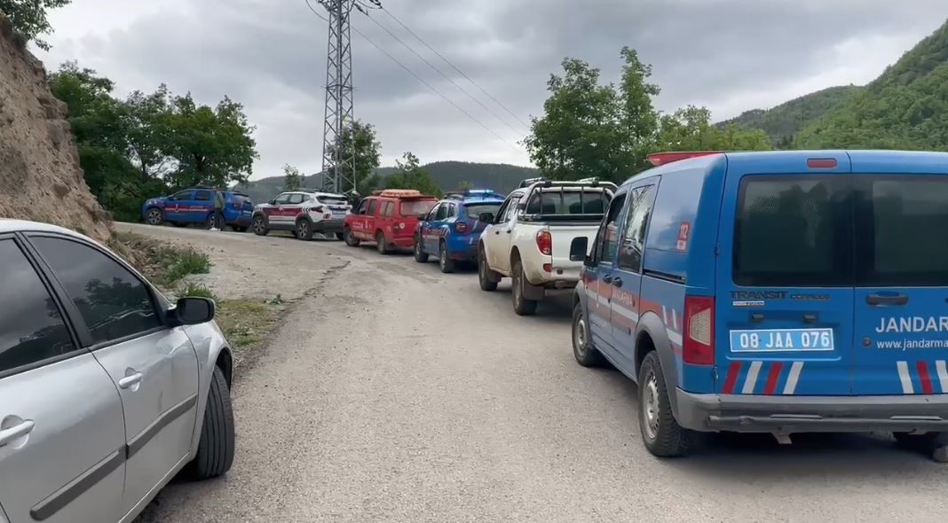 Artvin’de iş makinesi kaza yaptı: 1 ölü, 2 yaralı
