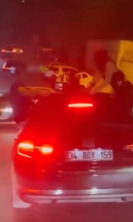 Beylikdüzü’nde araç camından sarkıp dans eden şahıslara ceza
