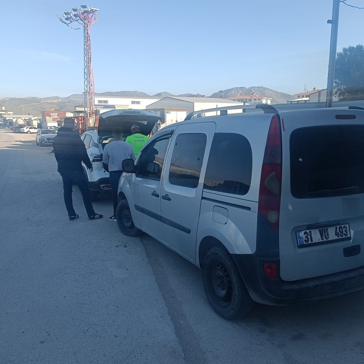 Tartıştığı sürücüye seyir halindeyken içecek fırlattı, o anlar kamerada
