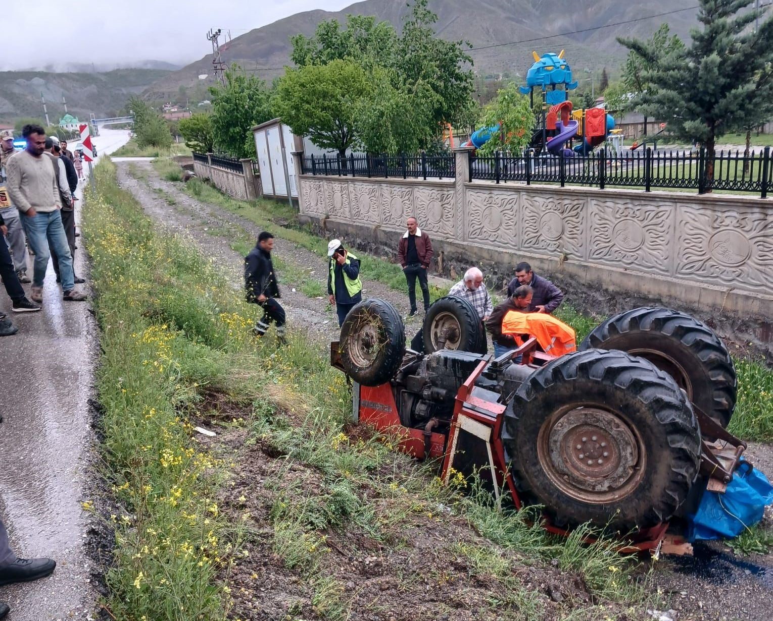 Traktörün altında kalan sürücü öldü
