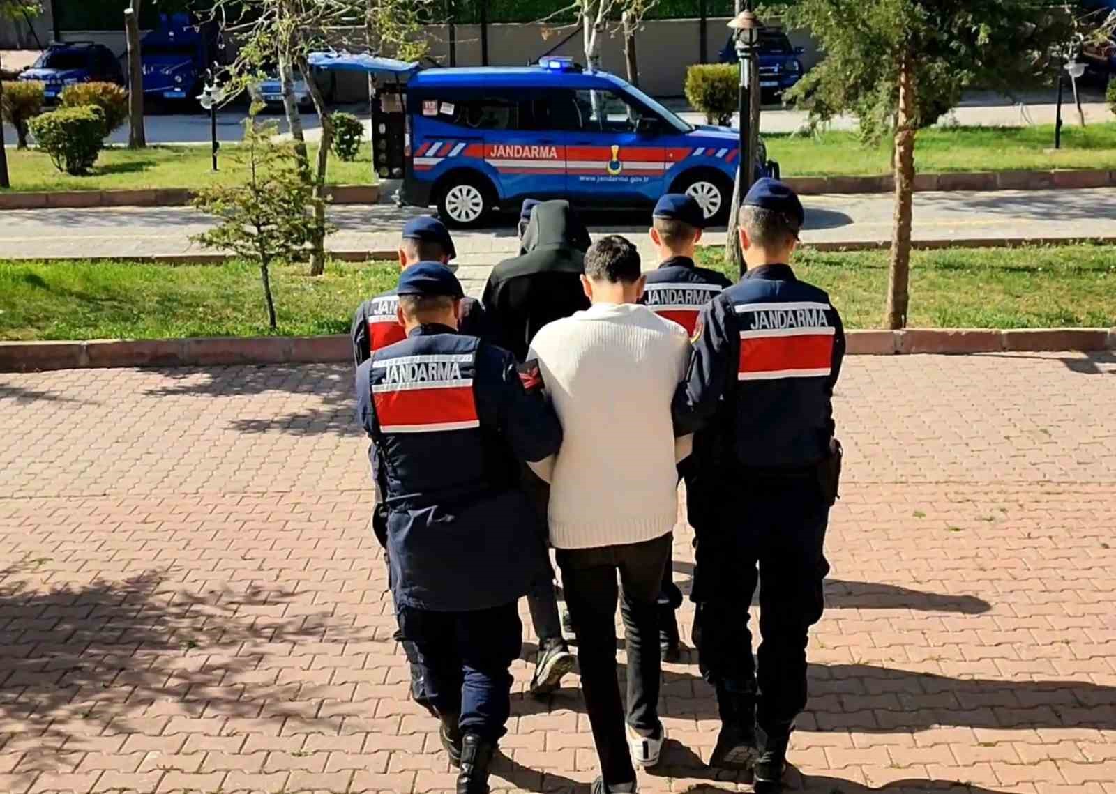 Önce kokladı, sonra patisiyle uyuşturucuyu işaret etti
