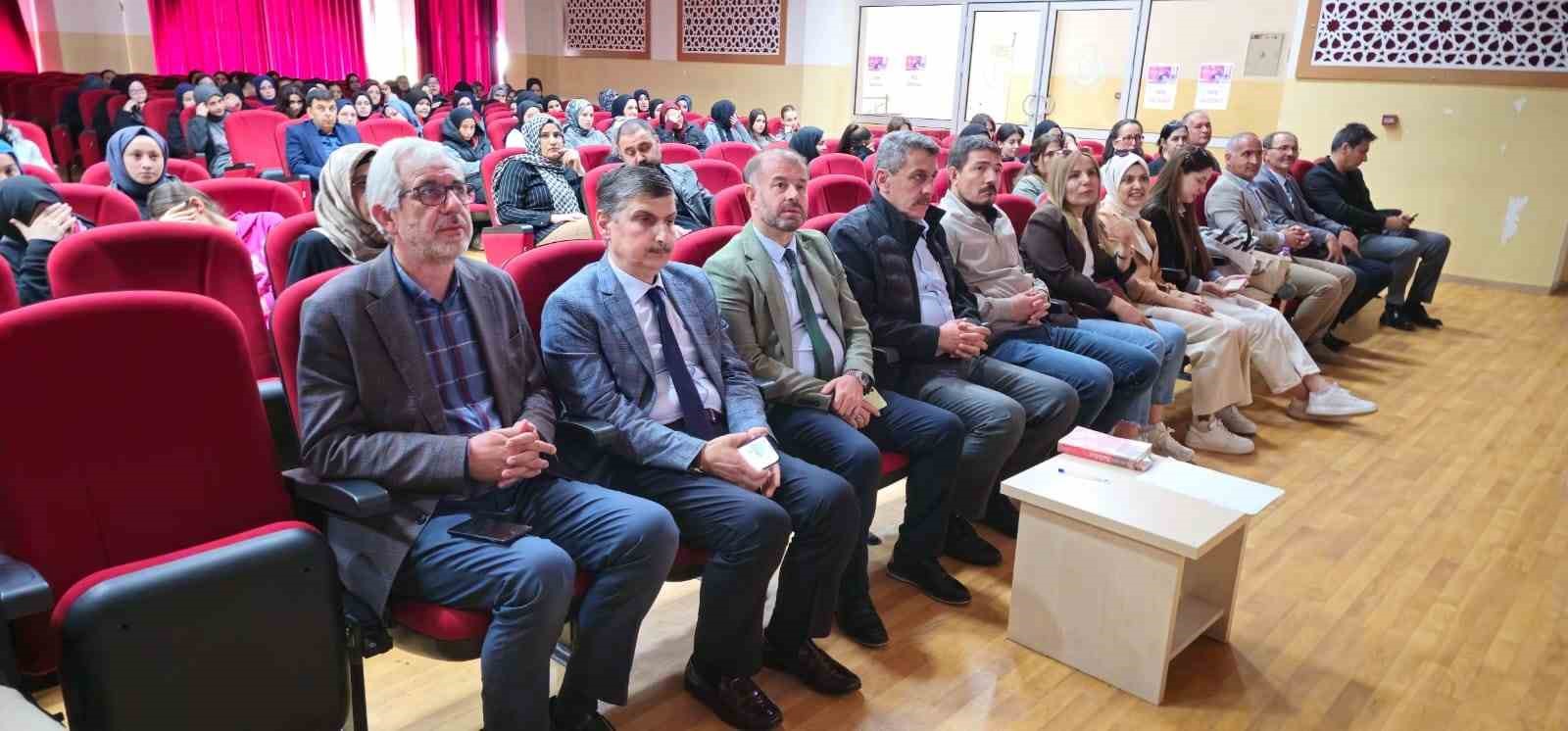 Afyonkarahisar’da Edebiyat Akademisi’nde Mehmet Akif Ersoy anıldı
