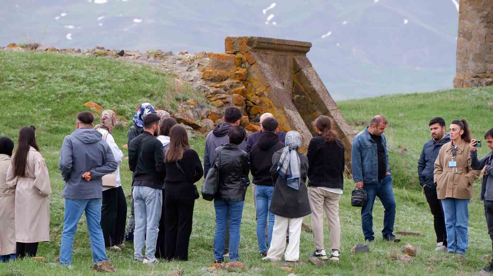Tabyalarda tarih dersi
