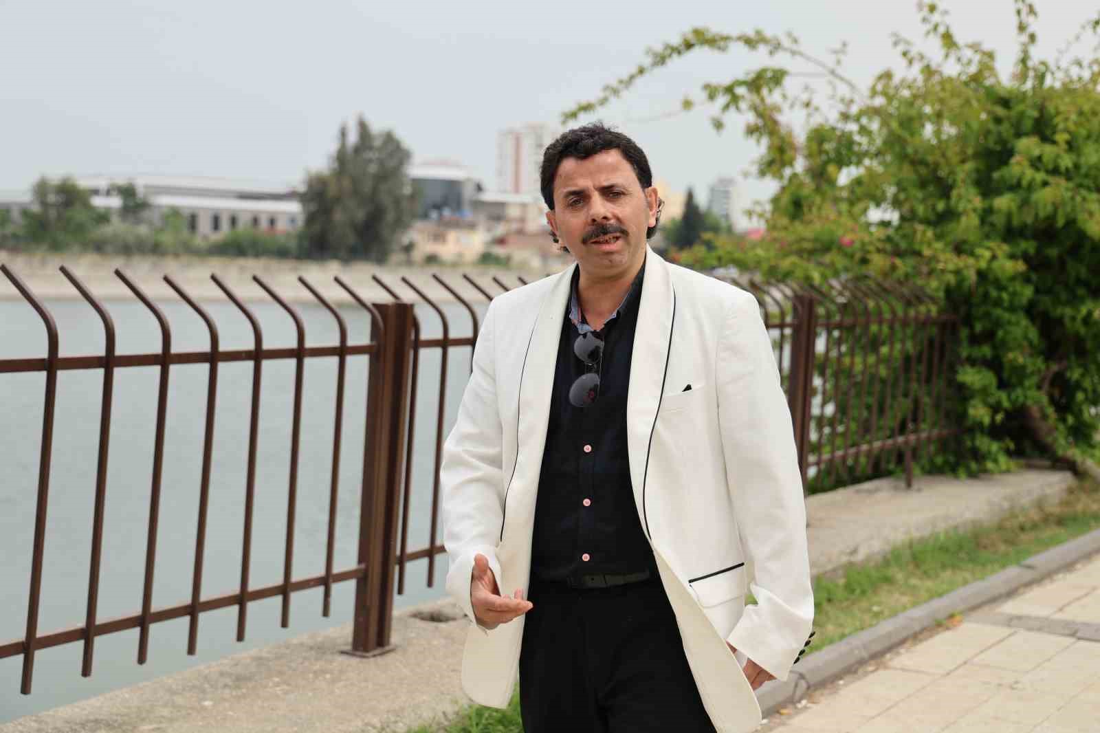 Konuşma bozukluğu olan şarkıcı sosyal medyada popüler oldu
