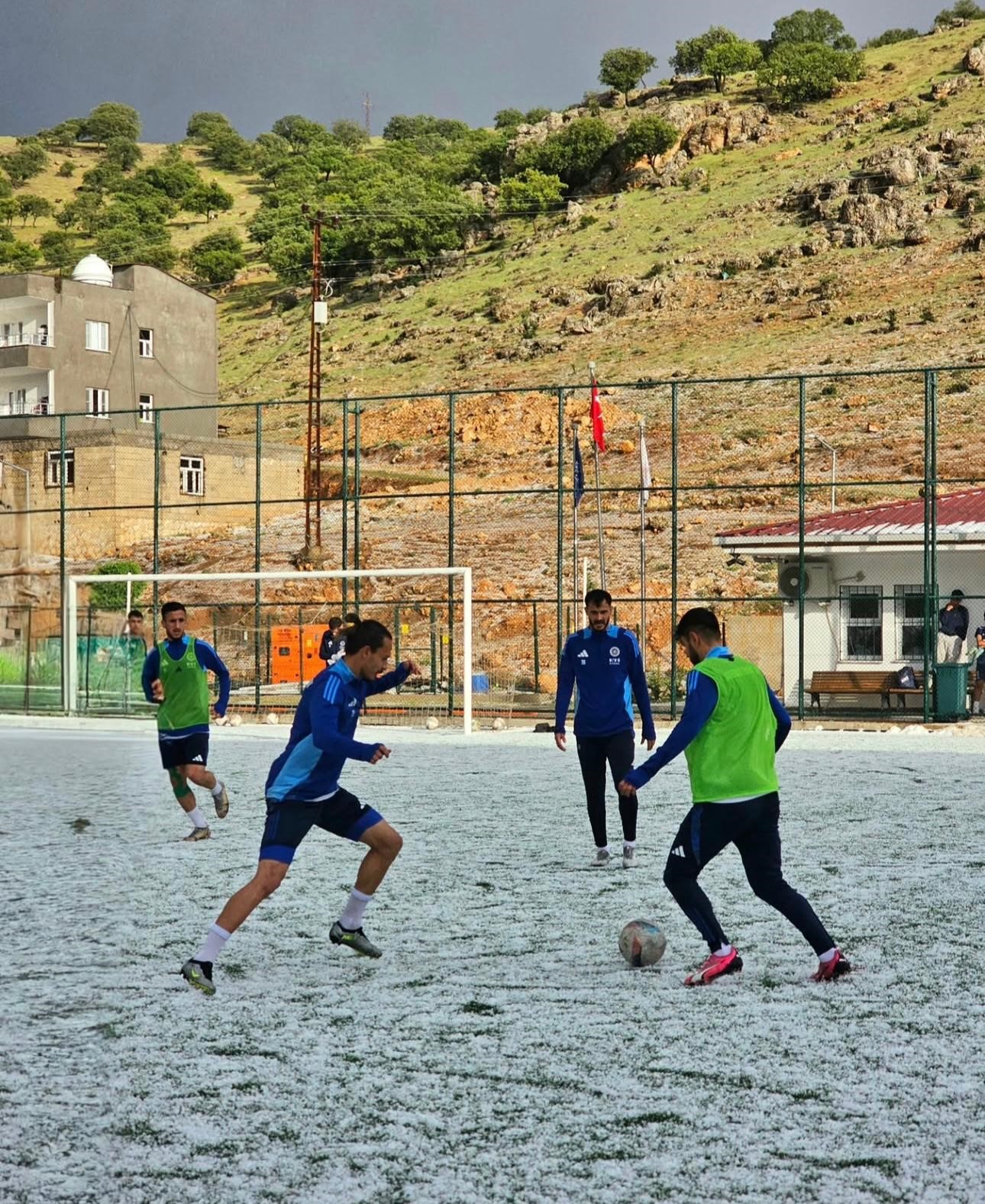 Mazıdağı Fosfatspor, dolu yağışına rağmen antrenmana devam etti
