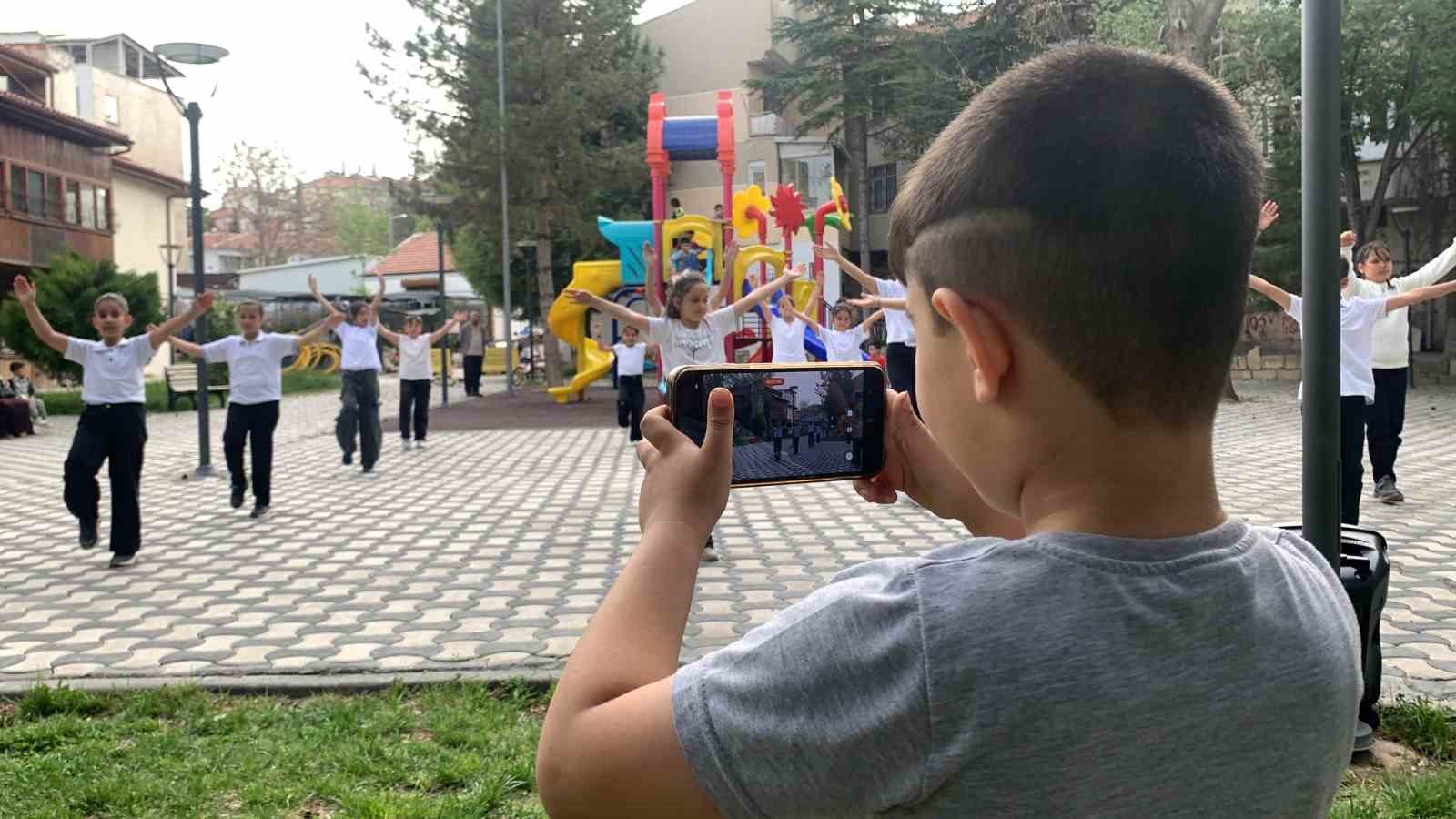 Karaman’da eş zamanlı halk oyunları gösterisi

