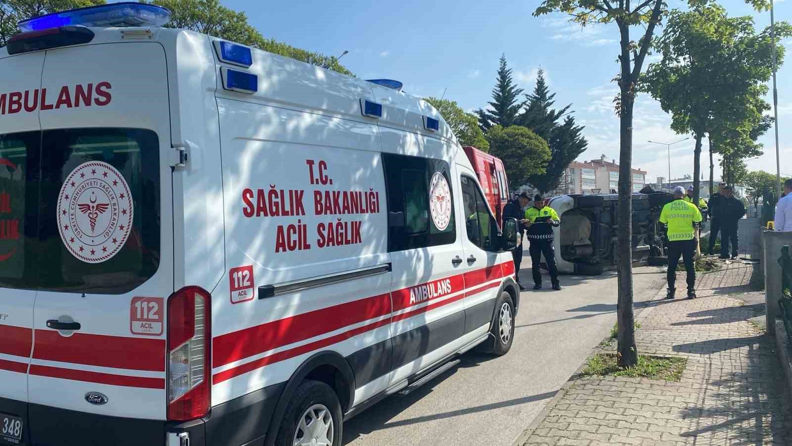 Otomobil rampa yukarı çıkarken yan yattı: 1 yaralı

