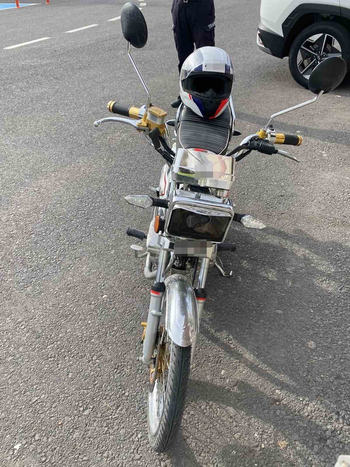 Yatarak motosiklet süren sürücünün ehliyeti iptal edildi