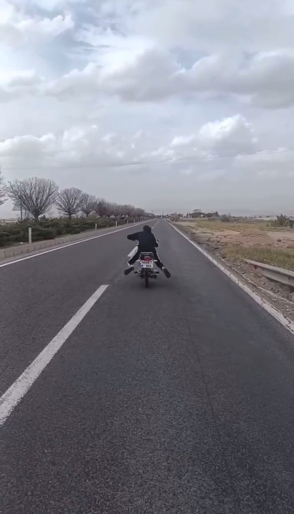 Yatarak motosiklet s&uuml;ren s&uuml;r&uuml;c&uuml;n&uuml;n ehliyeti iptal edildi
