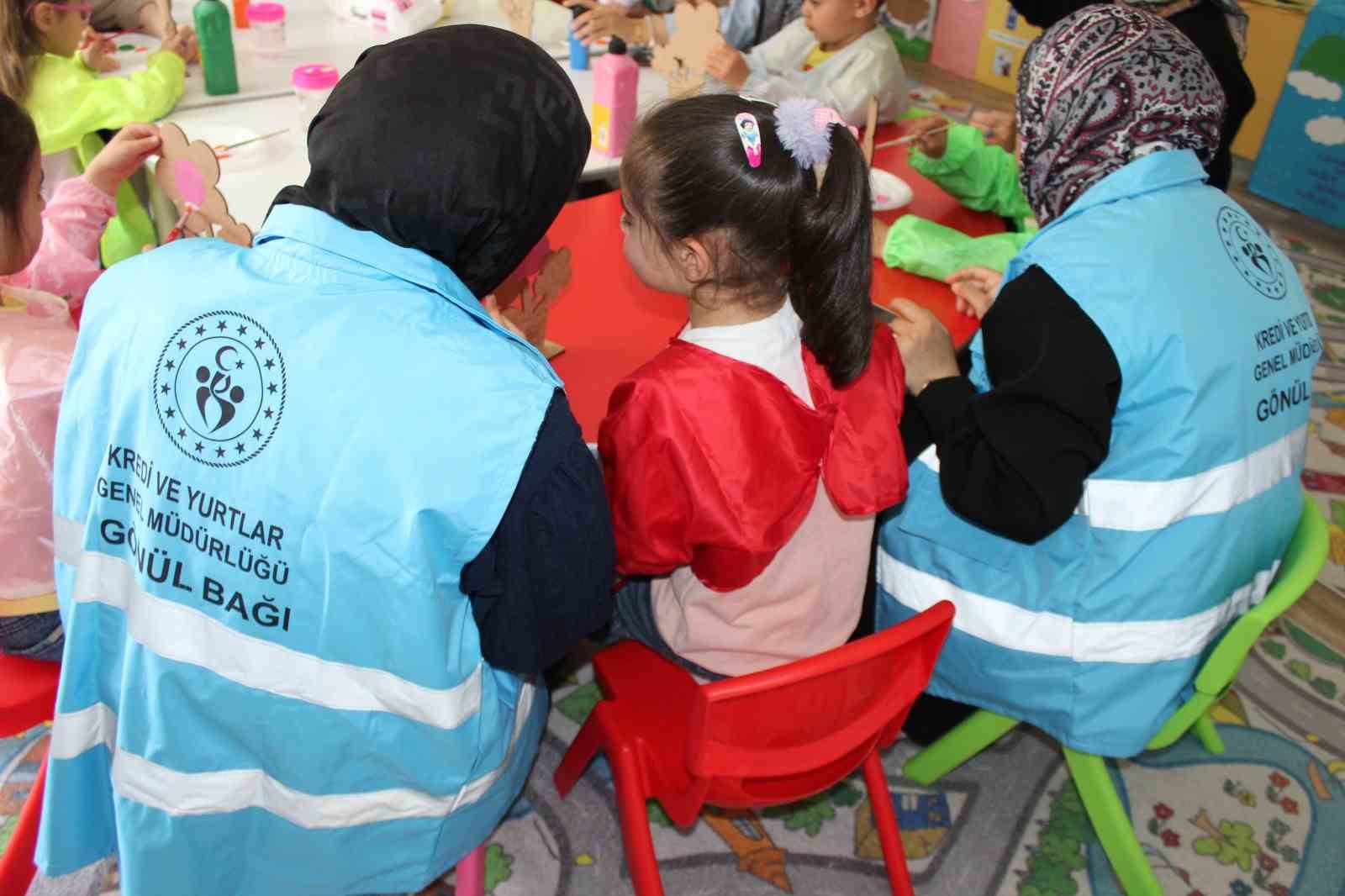 Gönüllü öğrencilerden ’Hayata Renk Kat’ projesi
