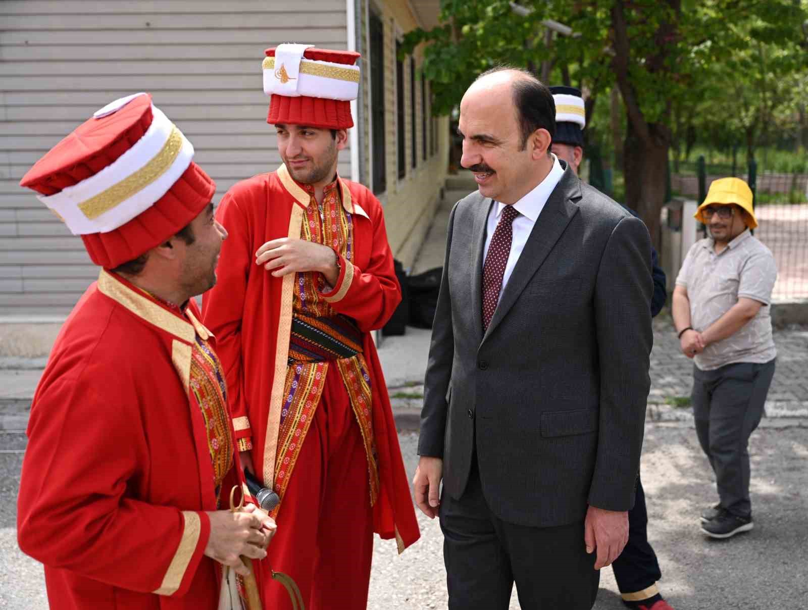 Başkan Altay &ouml;zel gen&ccedil;lerle sebze fidesi dikti, en &ouml;zel mehter takımını dinledi
