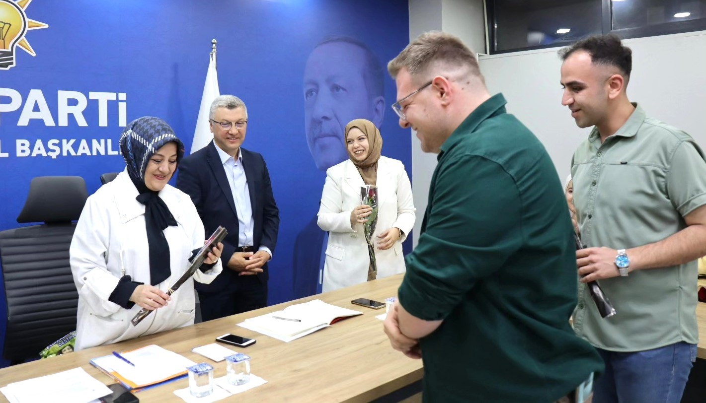 AK Parti Kütahya İl Gençlik Kolları’ndan Anneler Günü sürprizi