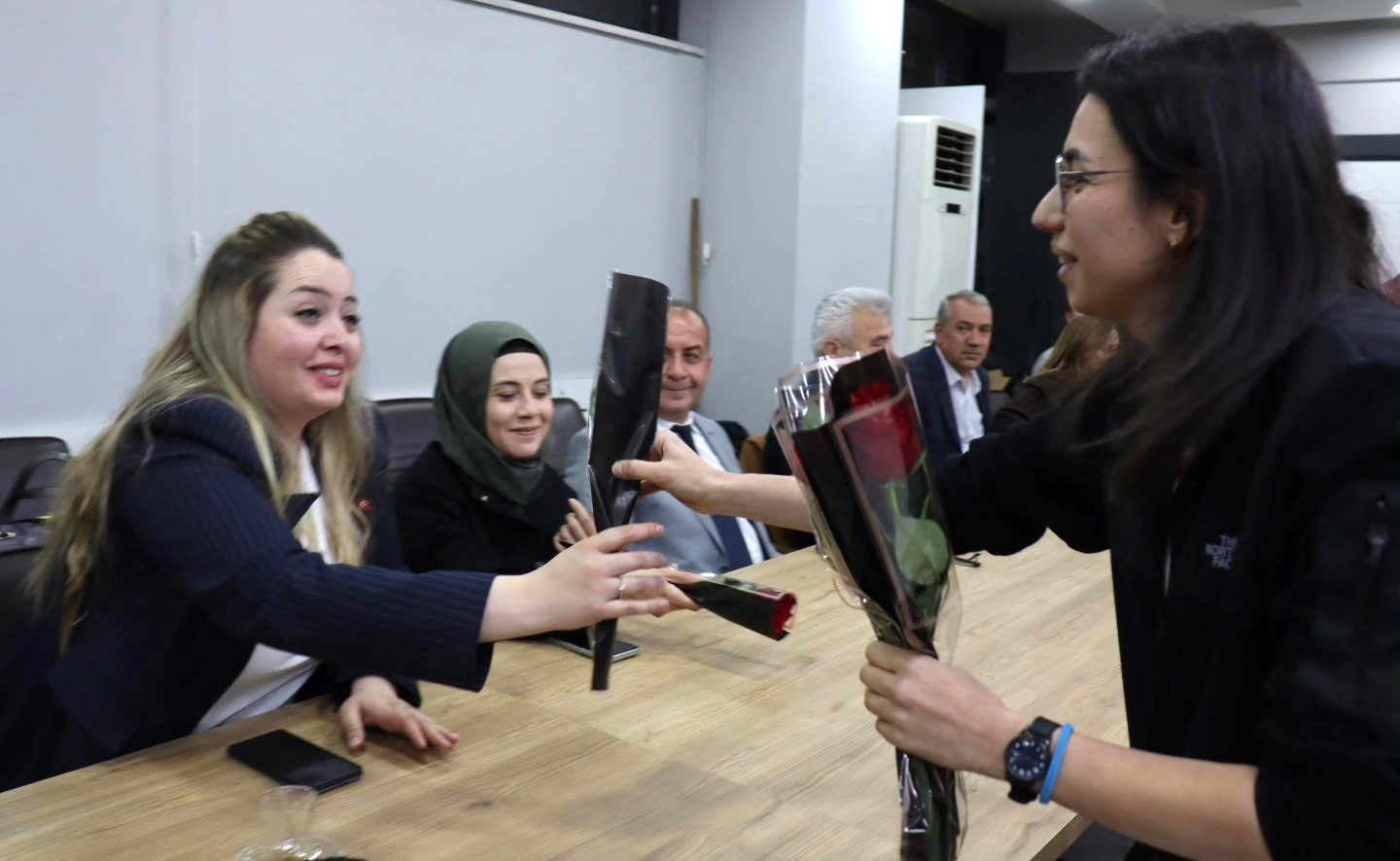 AK Parti Kütahya İl Gençlik Kolları’ndan Anneler Günü sürprizi