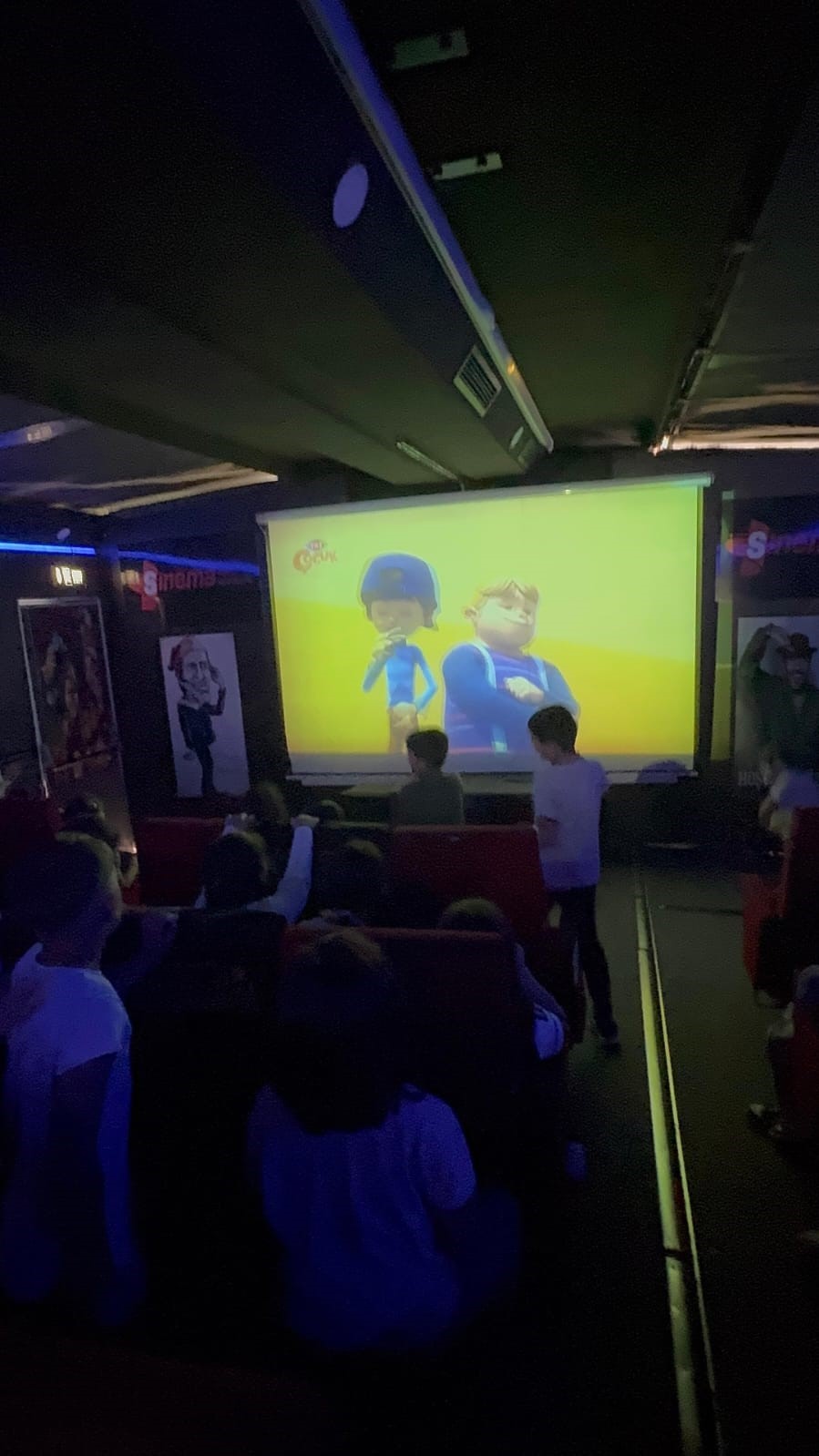 Gezen Sinema Tırı Baskil&rsquo;de &ccedil;ocuklarla buluştu
