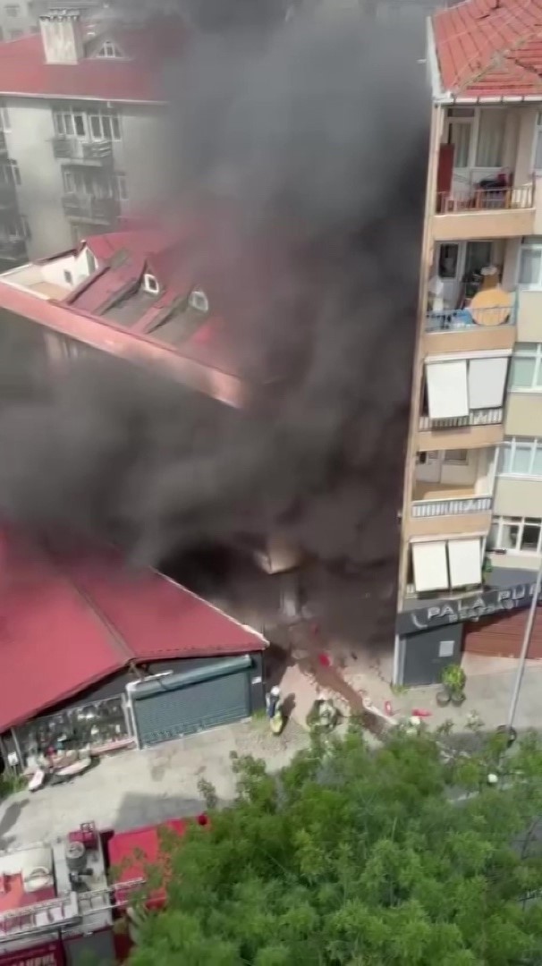 Ataşehir&rsquo;de tamirhanede otomobil alev alev yandı, d&uuml;kkan sahibi g&ouml;zyaşlarına boğuldu
