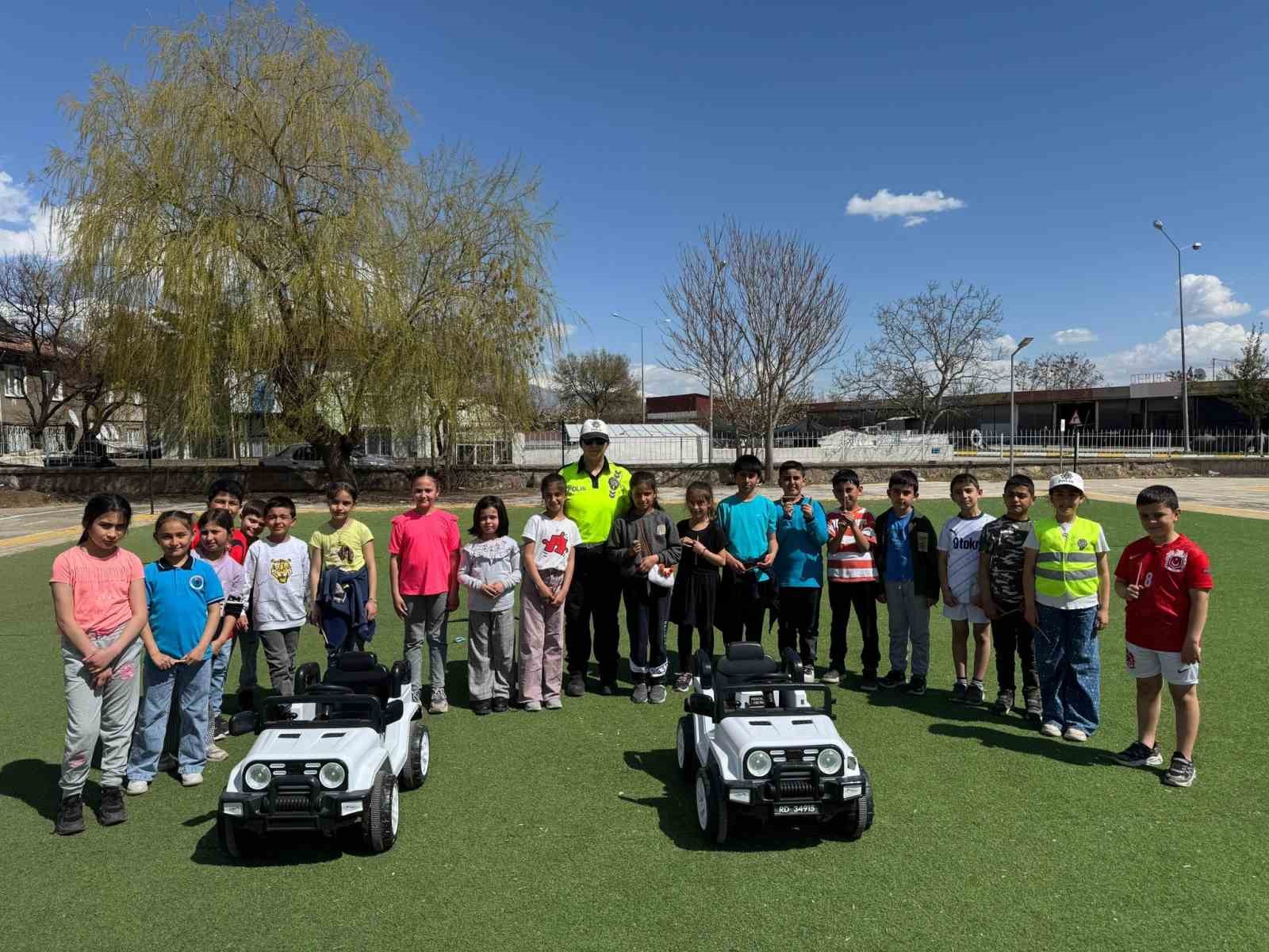 Polislerden çocuklara trafik eğitimi