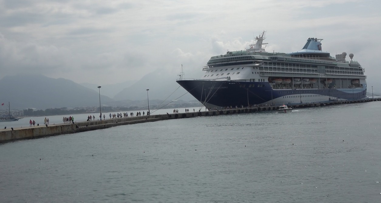 Bin 795 yolcu ve 729 mürettebatı bulunan kruvaziyer Alanya Limanı’na demir attı