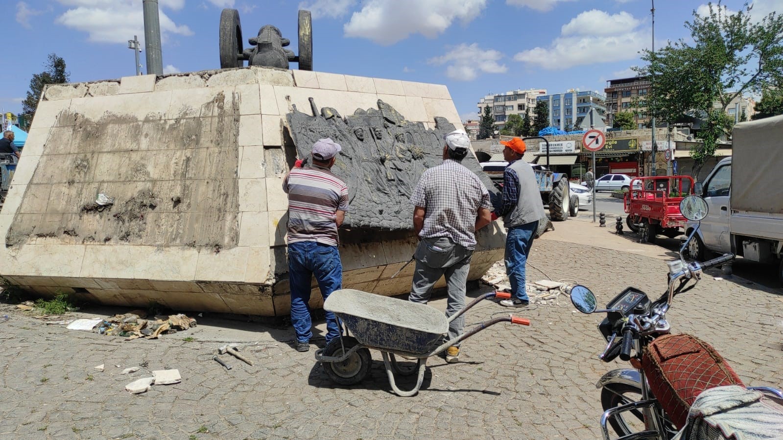 Topçu Meydanı’nın simgesi 12’ler anıtı yenileniyor