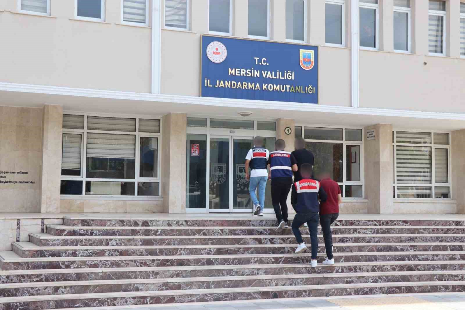 Mersin’de 2 otomobilde 70 tabanca ele geçirildi: 2 tutuklama
