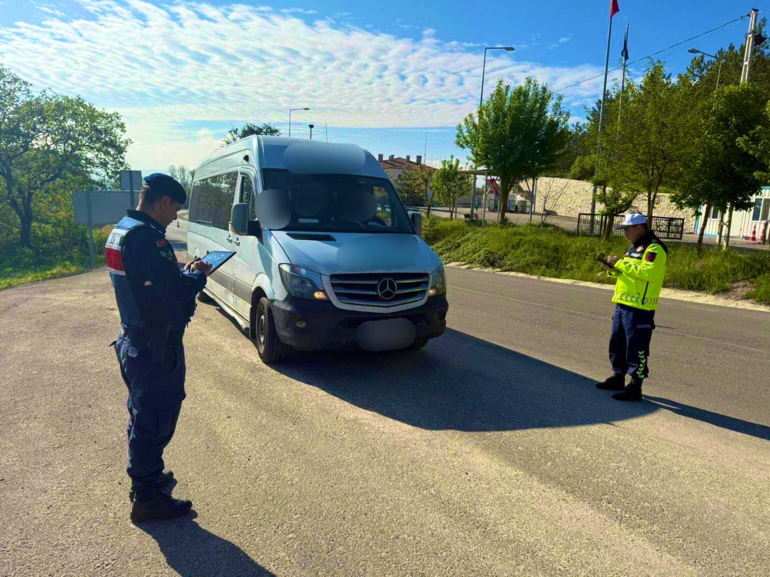 Okul çevresindeki şüphelilere geçit yok...27 şahıs yakalandı