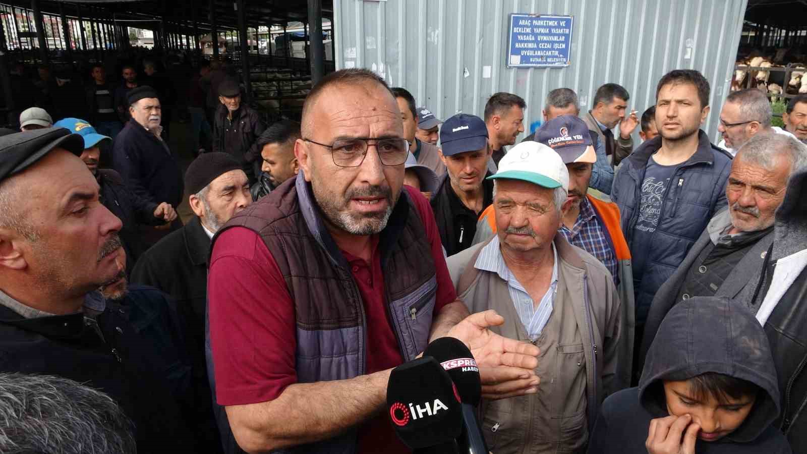 K&uuml;tahyalı &uuml;reticilerden belediyeye kurban pazarı tepkisi: "Y&uuml;zde 600 zam kabul edilemez"
