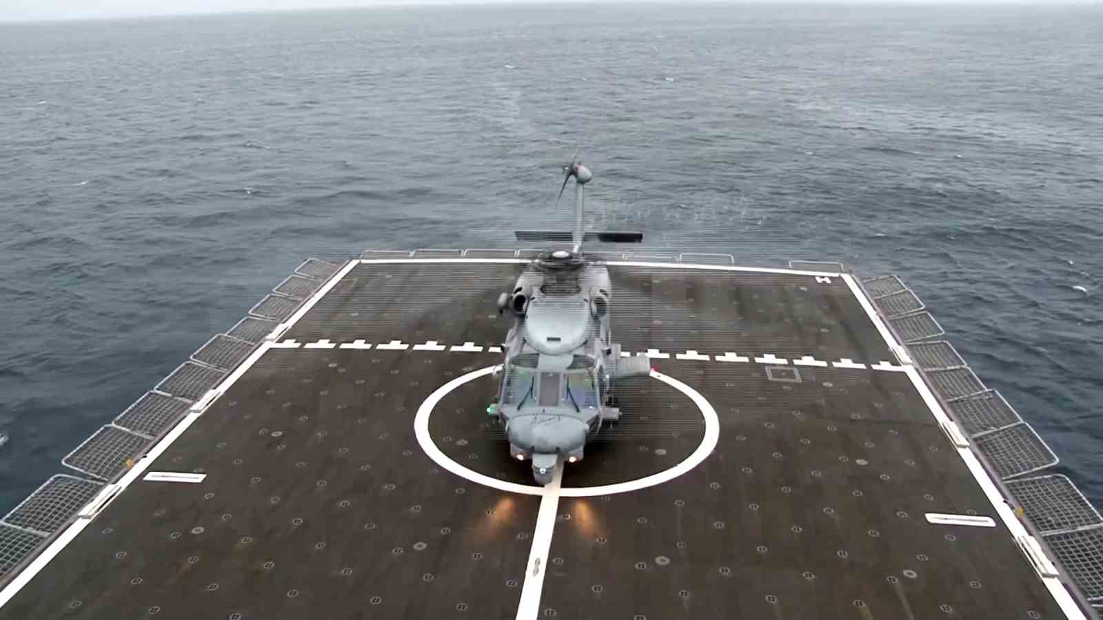 Antalya&rsquo;da tatbikat kapsamında u&ccedil;uş faaliyeti icra eden helikopter denize acil iniş yaptı
