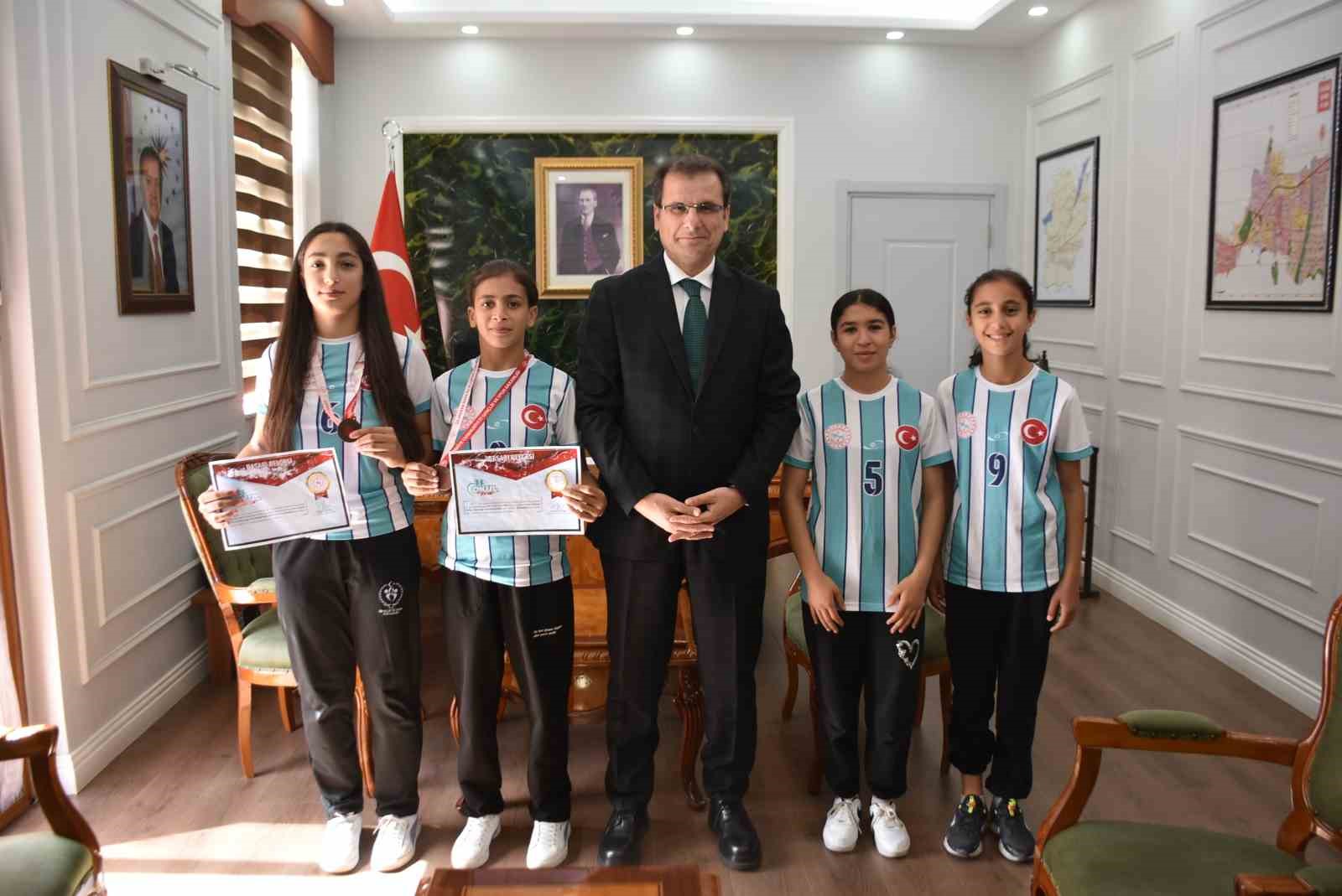 Kazandıkları madalyaların mutluluğunu kaymakamla paylaştılar
