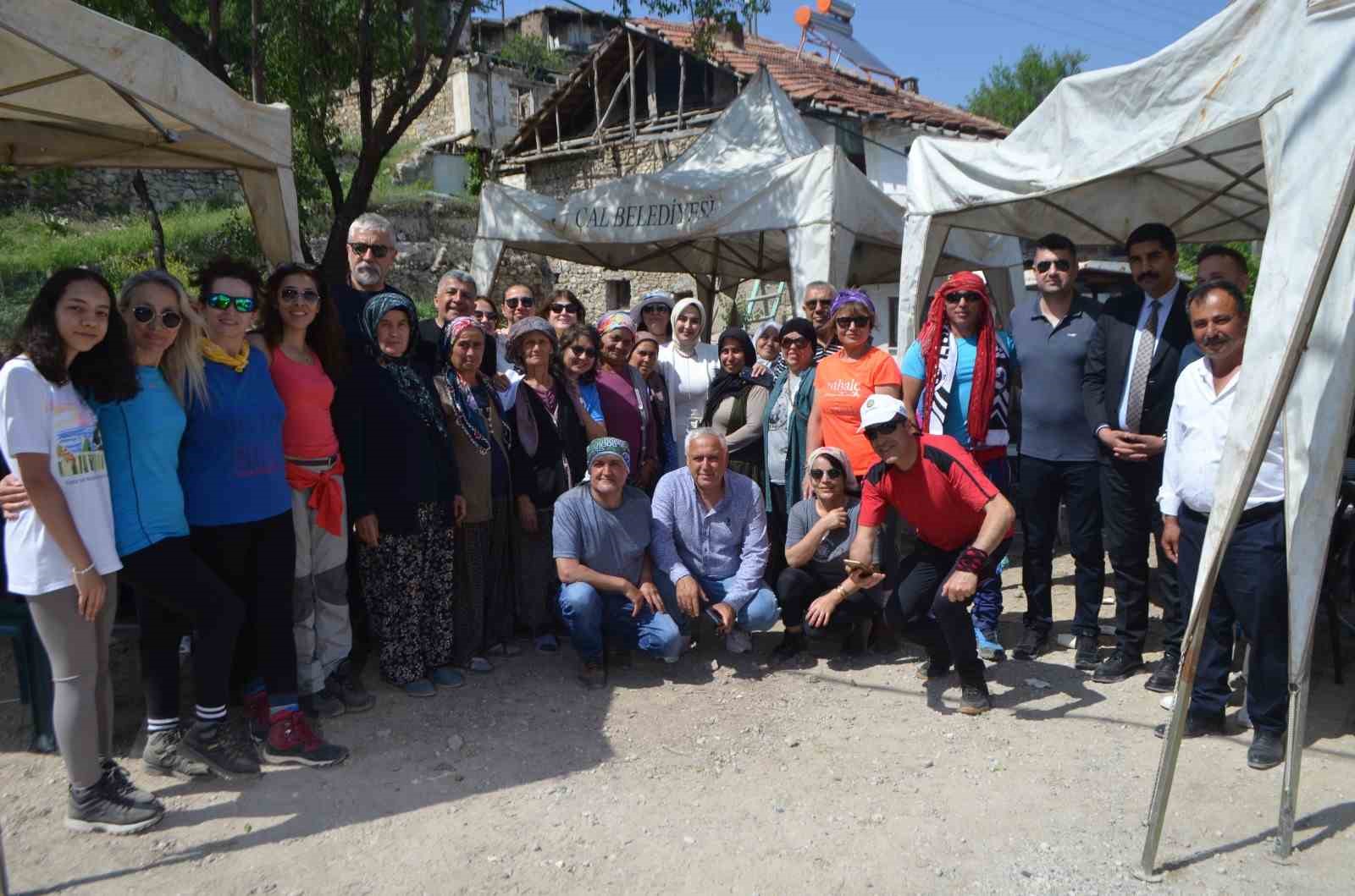 Denizli’de doğa yürüyüşüyle köylerden şehirlere yaşanan göçlere dikkat çekildi

