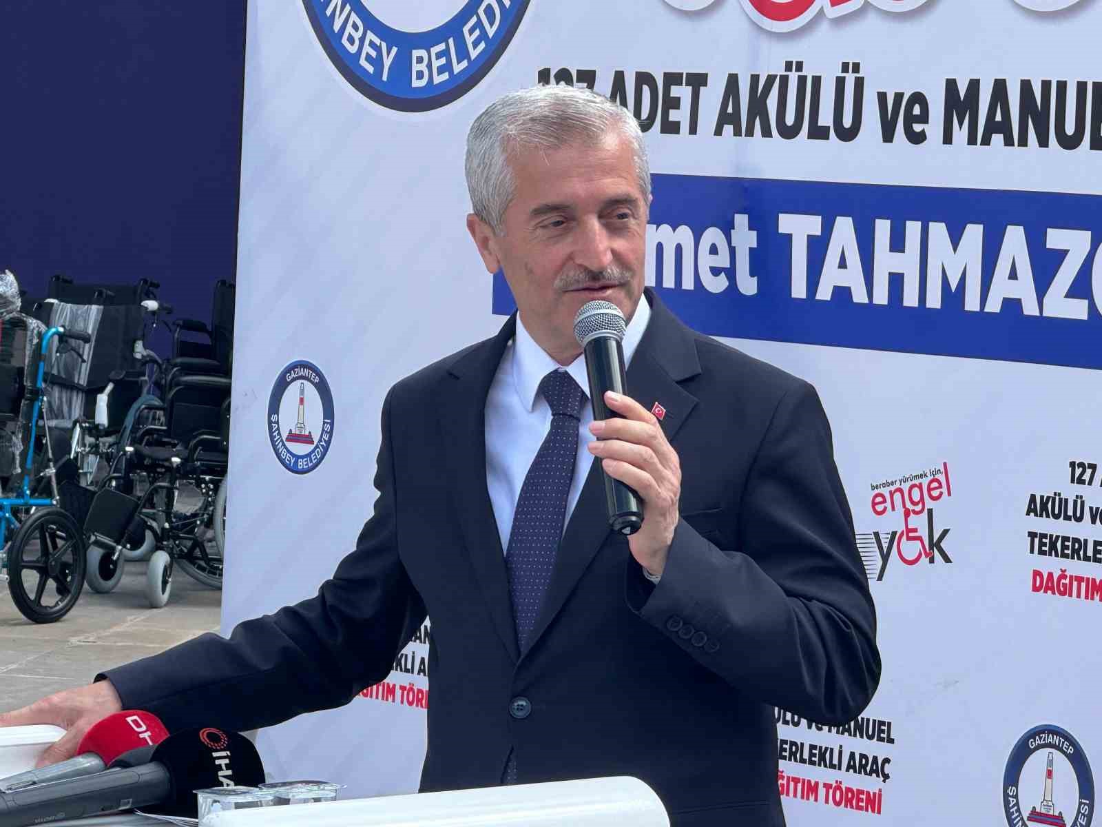 Şahinbey Belediyesi 127 adet ak&uuml;l&uuml; ve manuel tekerlekli sandalye dağıttı
