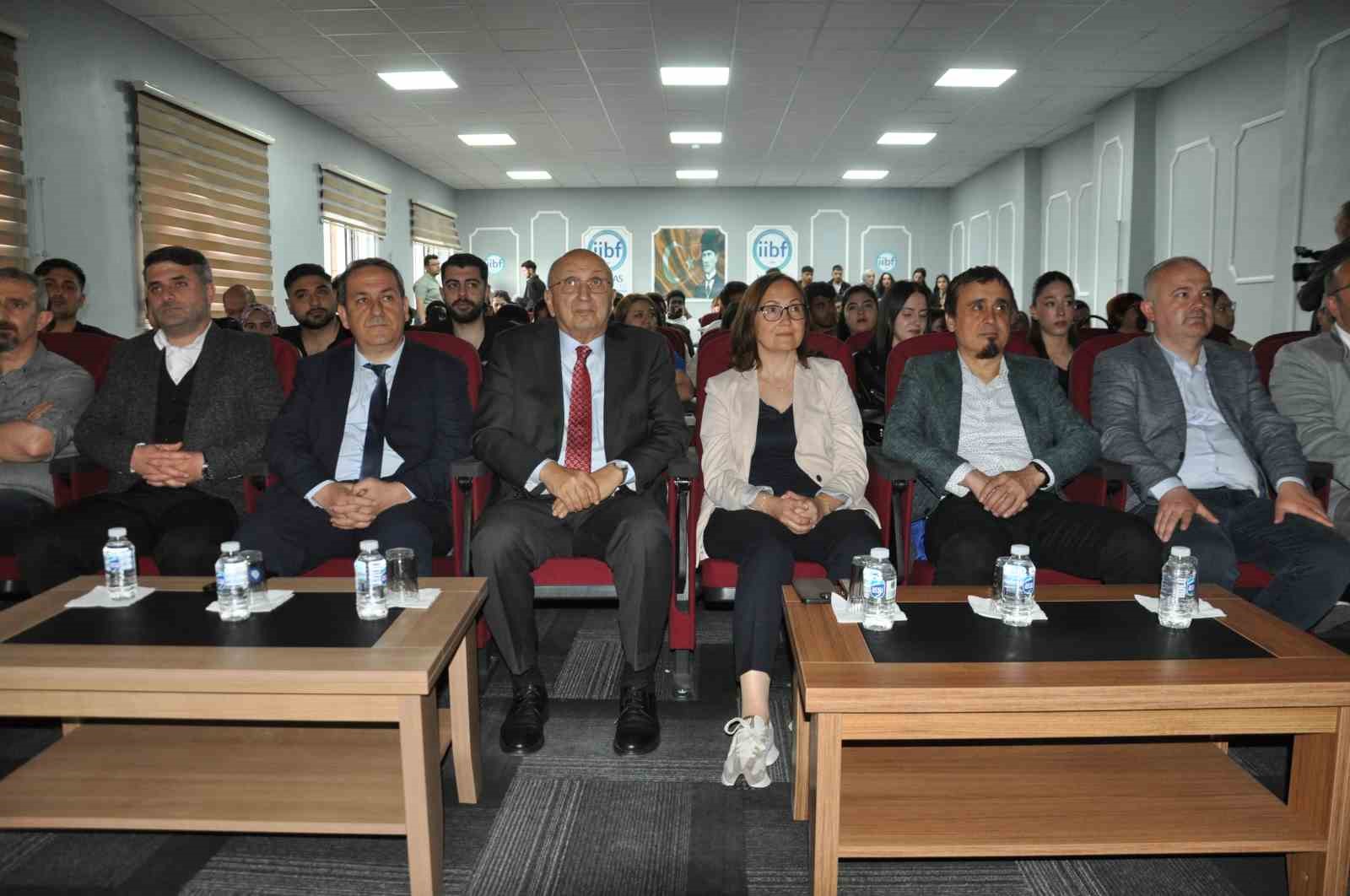 Çimentaş Yönetim Kurulu Başkanı Taha Aksoy deneyimlerini öğrencilerle paylaştı