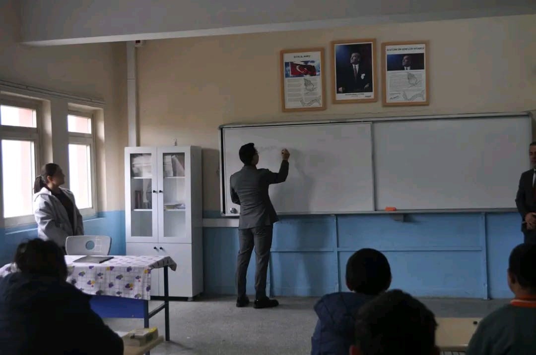 Kaymakam Demirtaş, öğretmen ve öğrencilerle buluştu
