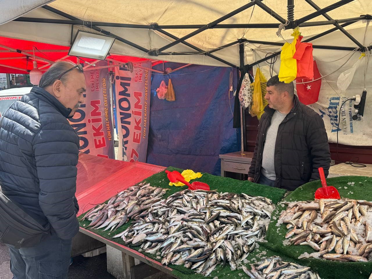 Balık sezonu bitmesine rağmen tezgahlarda hareketlilik sürüyor
