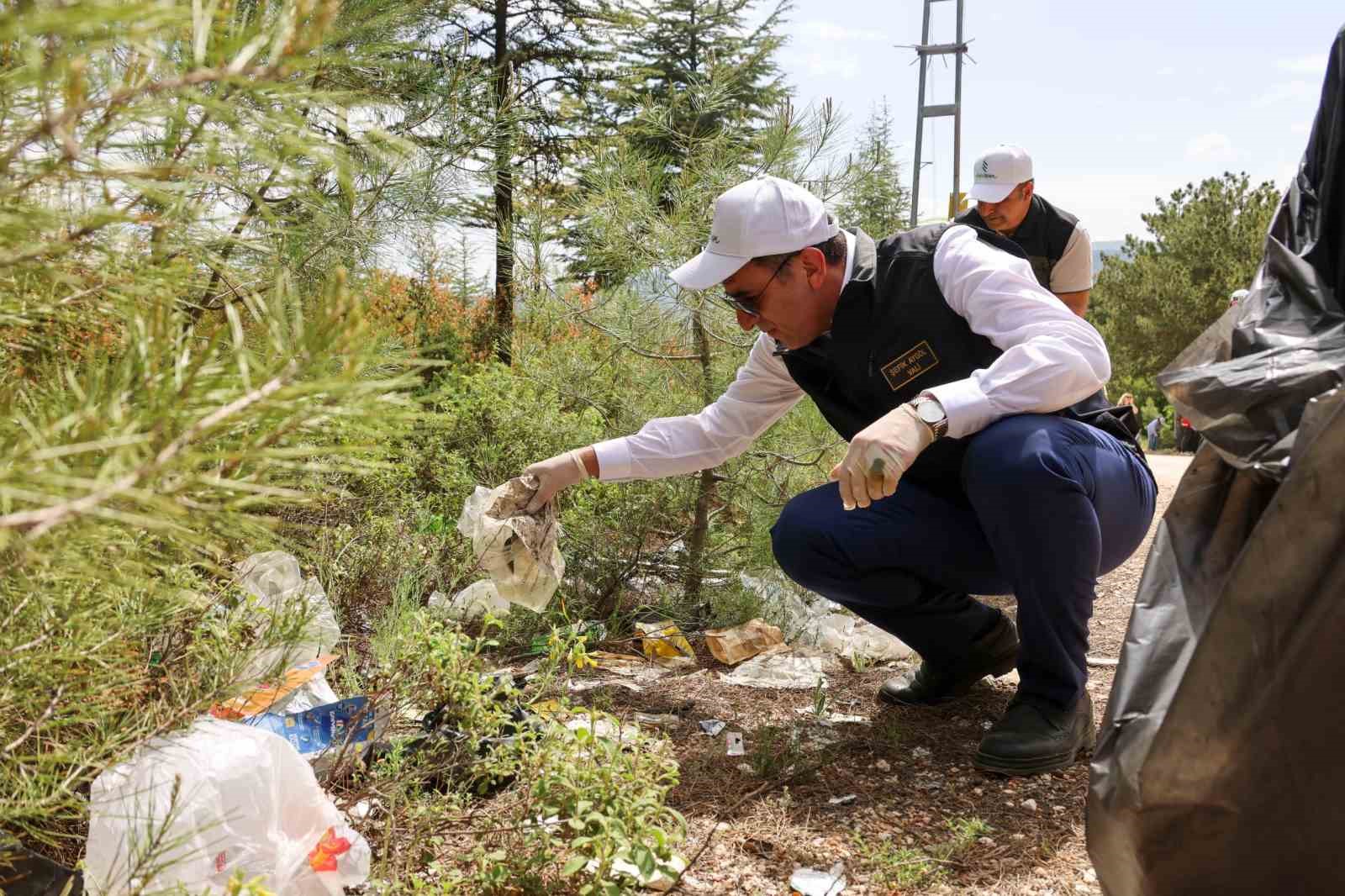 Bilecik Valisi Şefik Aygöl, gençlerle birlikte Kent Ormanı’nı temizledi